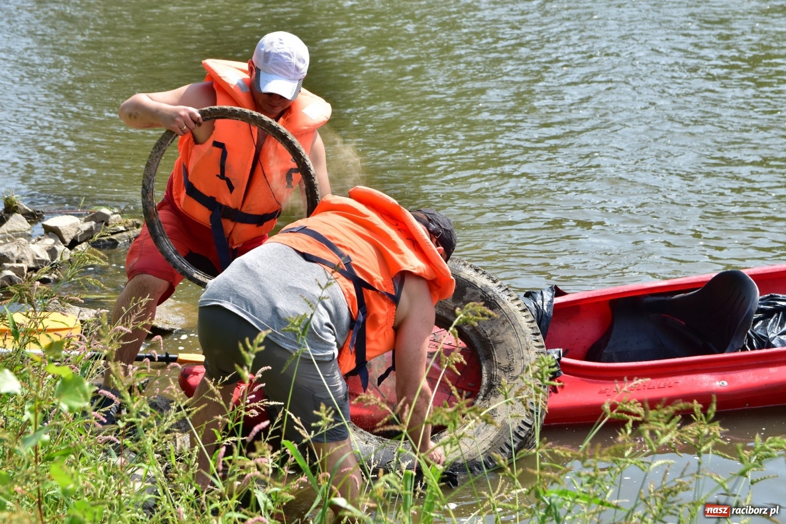 Zdjęcie w galerii na portalu naszraciborz.pl: Organizatorzy Pływadła szukają chętnych do sprzątania Odry wiadomości z regionu