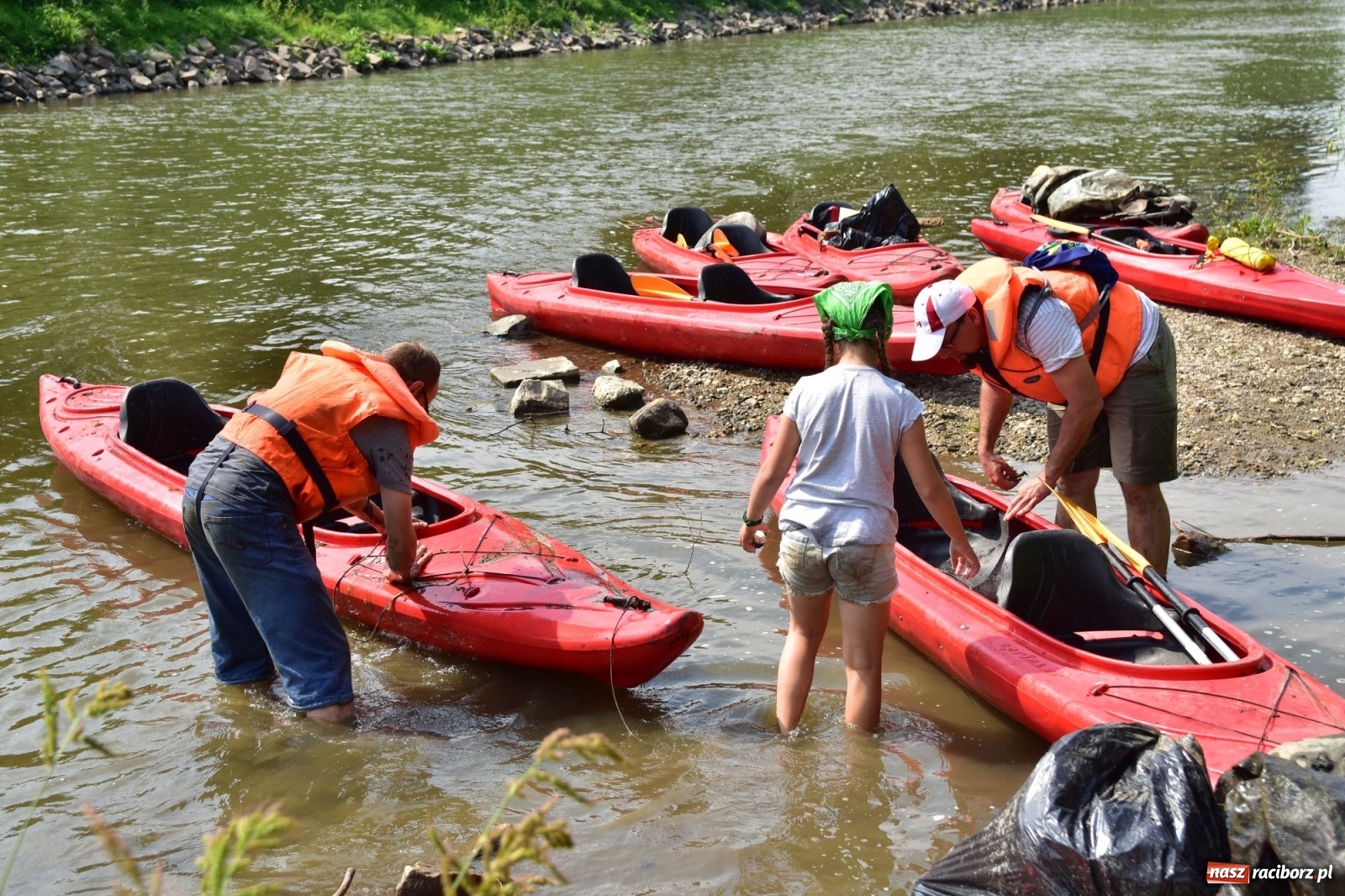 Zdjęcie w galerii na portalu naszraciborz.pl: Organizatorzy Pływadła szukają chętnych do sprzątania Odry wiadomości z regionu