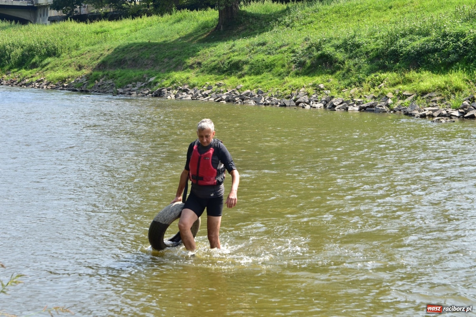 Zdjęcie w galerii na portalu naszraciborz.pl: Organizatorzy Pływadła szukają chętnych do sprzątania Odry wiadomości z regionu