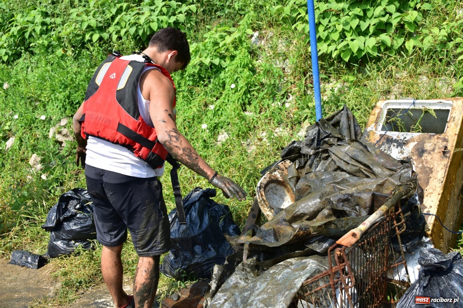 Zdjęcie w galerii na portalu naszraciborz.pl: Organizatorzy Pływadła szukają chętnych do sprzątania Odry wiadomości z regionu