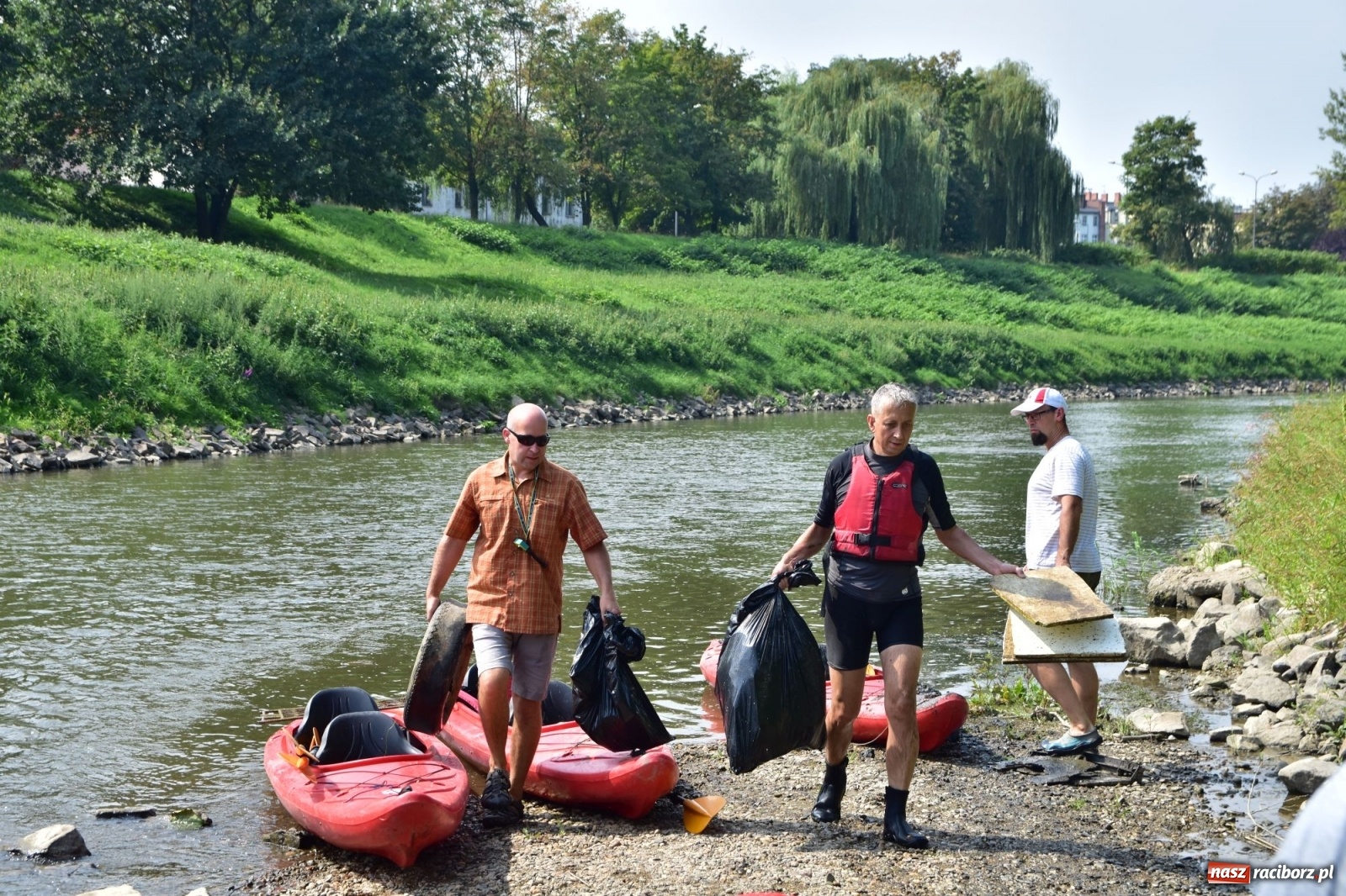 Zdjęcie w galerii na portalu naszraciborz.pl: Organizatorzy Pływadła szukają chętnych do sprzątania Odry wiadomości z regionu