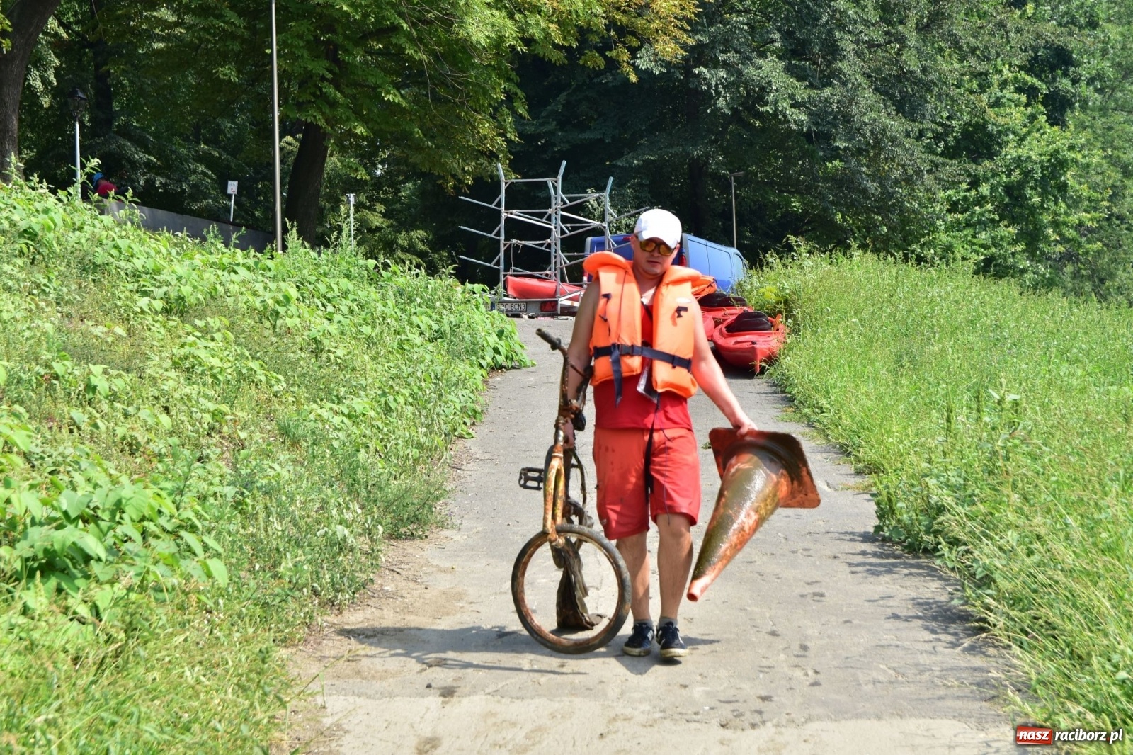 Zdjęcie w galerii na portalu naszraciborz.pl: Organizatorzy Pływadła szukają chętnych do sprzątania Odry wiadomości z regionu