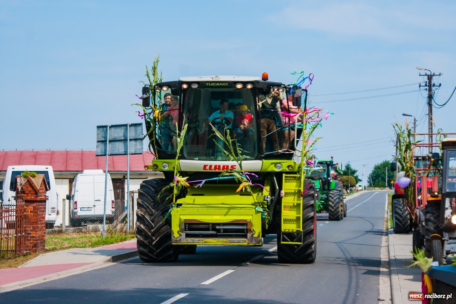 Zdjęcie w galerii na portalu naszraciborz.pl: Pozbierałeś z pola chłopie, teraz pomyśl o urlopie. Dożynki w Szonowicach [FOTO i WIDEO] wiadomości z regionu