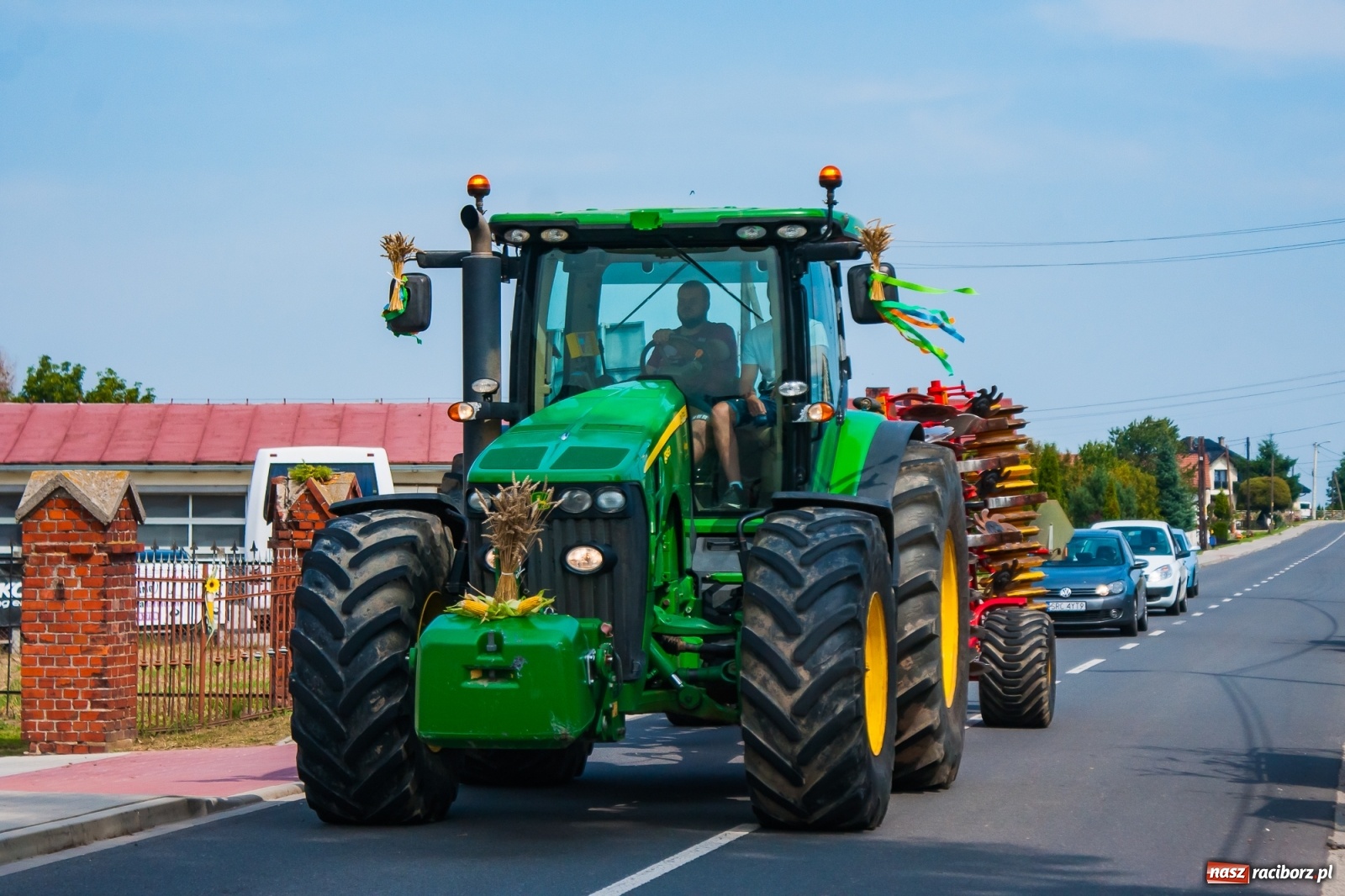 Zdjęcie w galerii na portalu naszraciborz.pl: Pozbierałeś z pola chłopie, teraz pomyśl o urlopie. Dożynki w Szonowicach [FOTO i WIDEO] wiadomości z regionu