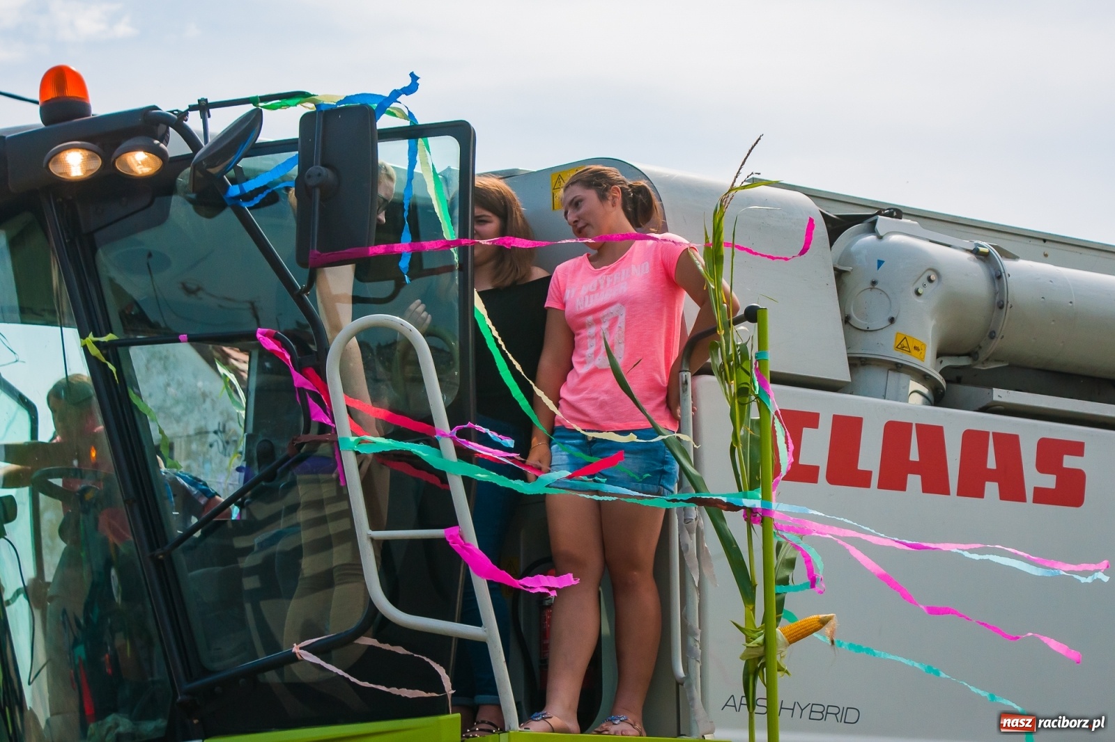 Zdjęcie w galerii na portalu naszraciborz.pl: Pozbierałeś z pola chłopie, teraz pomyśl o urlopie. Dożynki w Szonowicach [FOTO i WIDEO] wiadomości z regionu