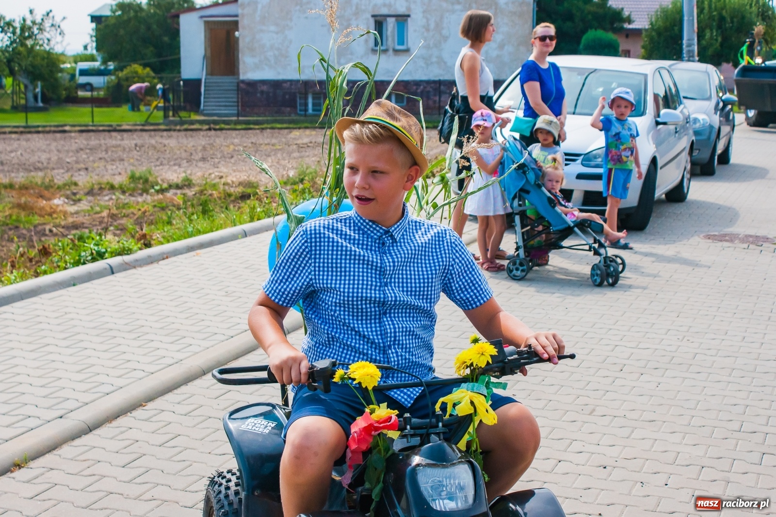 Zdjęcie w galerii na portalu naszraciborz.pl: Pozbierałeś z pola chłopie, teraz pomyśl o urlopie. Dożynki w Szonowicach [FOTO i WIDEO] wiadomości z regionu
