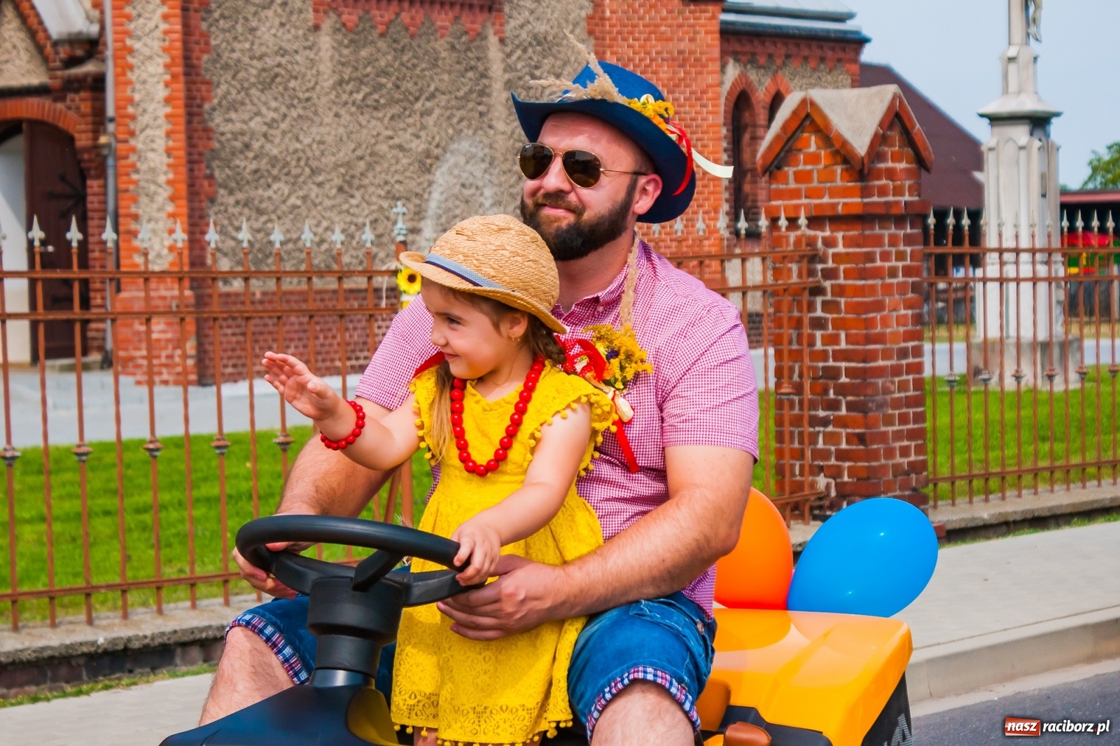 Zdjęcie w galerii na portalu naszraciborz.pl: Pozbierałeś z pola chłopie, teraz pomyśl o urlopie. Dożynki w Szonowicach [FOTO i WIDEO] wiadomości z regionu