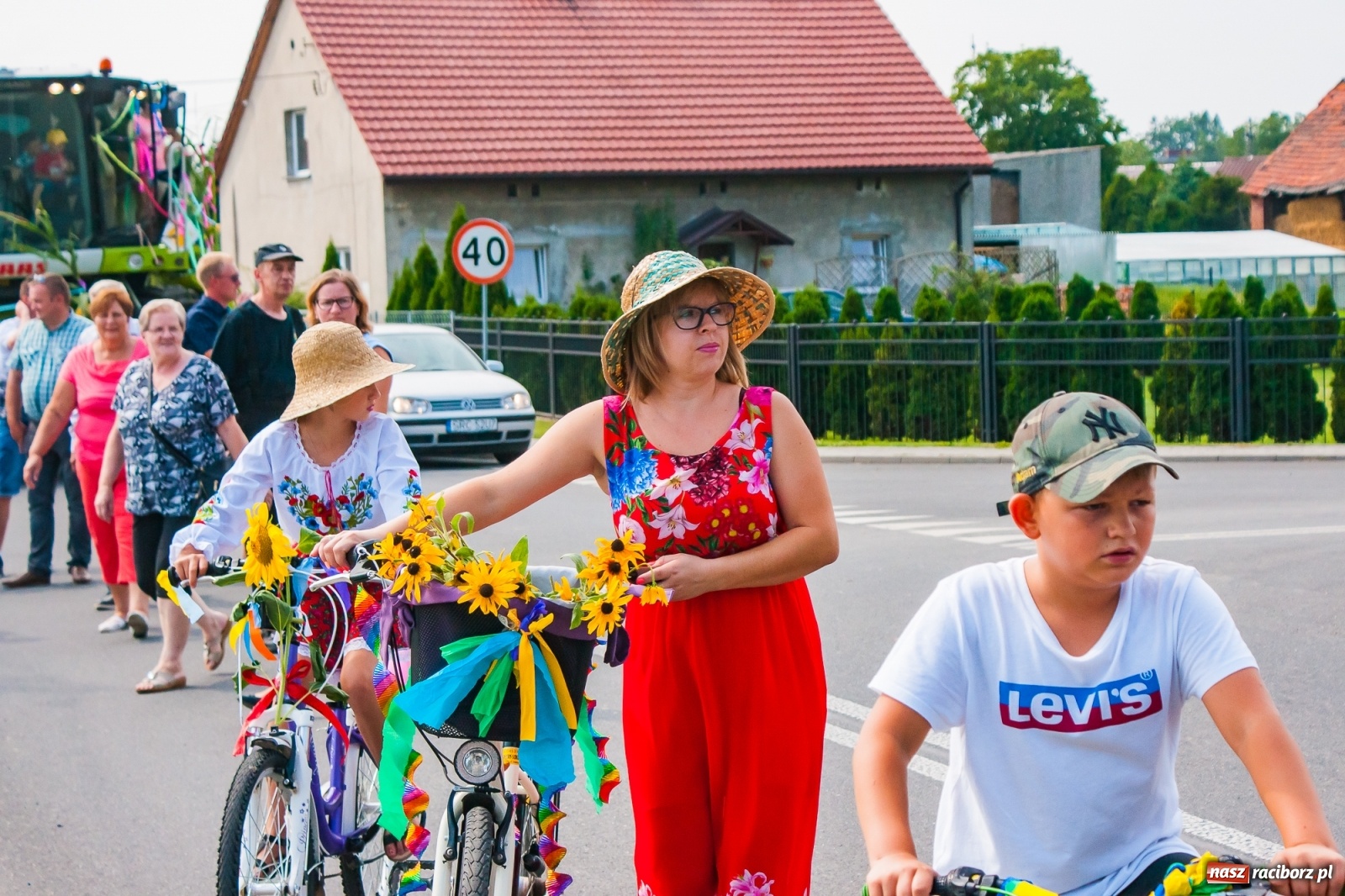 Zdjęcie w galerii na portalu naszraciborz.pl: Pozbierałeś z pola chłopie, teraz pomyśl o urlopie. Dożynki w Szonowicach [FOTO i WIDEO] wiadomości z regionu