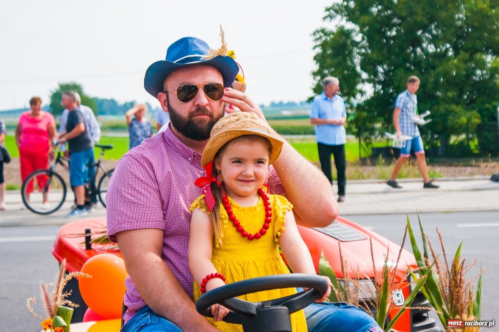 Zdjęcie w galerii na portalu naszraciborz.pl: Pozbierałeś z pola chłopie, teraz pomyśl o urlopie. Dożynki w Szonowicach [FOTO i WIDEO] wiadomości z regionu