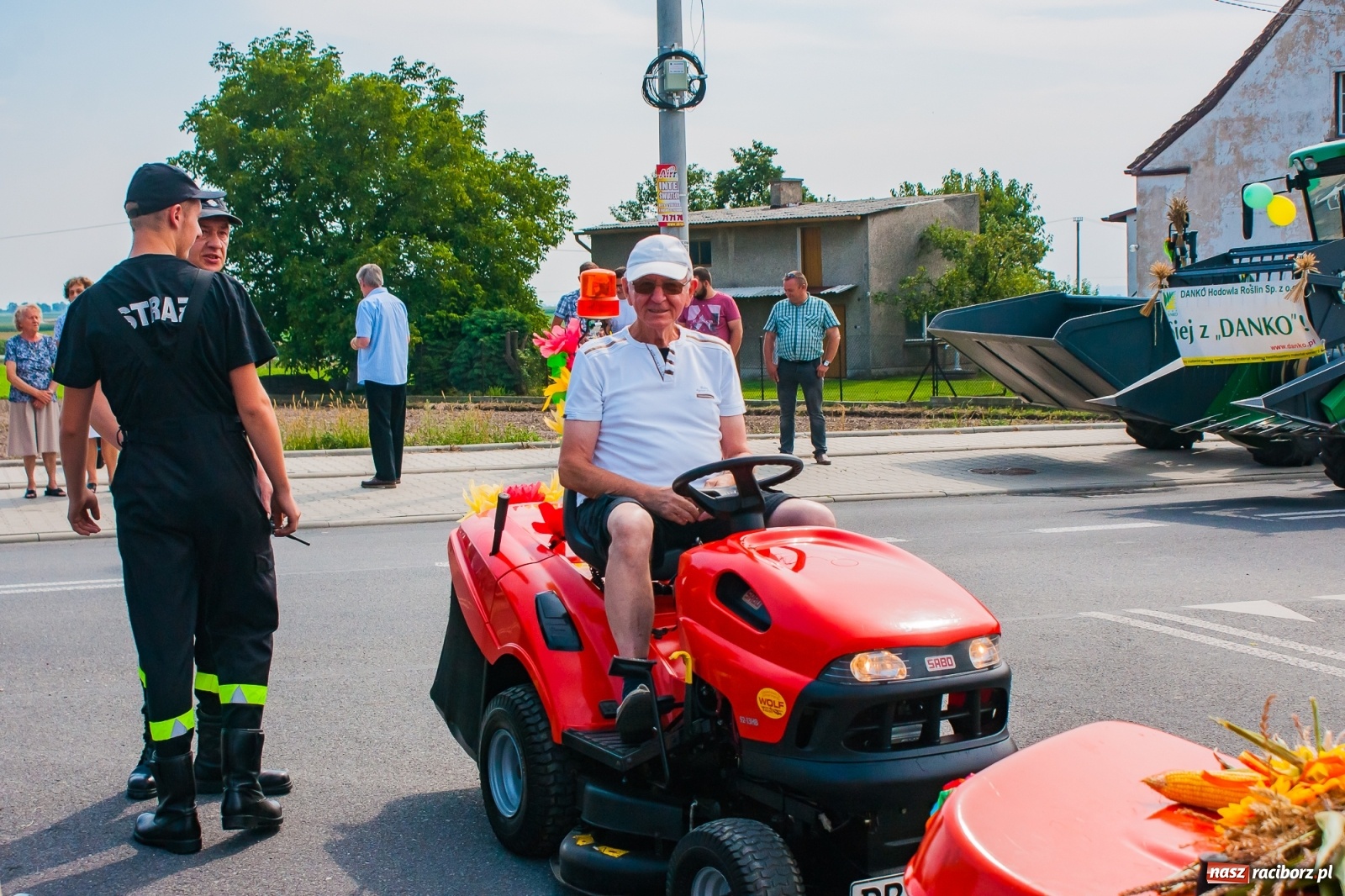 Zdjęcie w galerii na portalu naszraciborz.pl: Pozbierałeś z pola chłopie, teraz pomyśl o urlopie. Dożynki w Szonowicach [FOTO i WIDEO] wiadomości z regionu