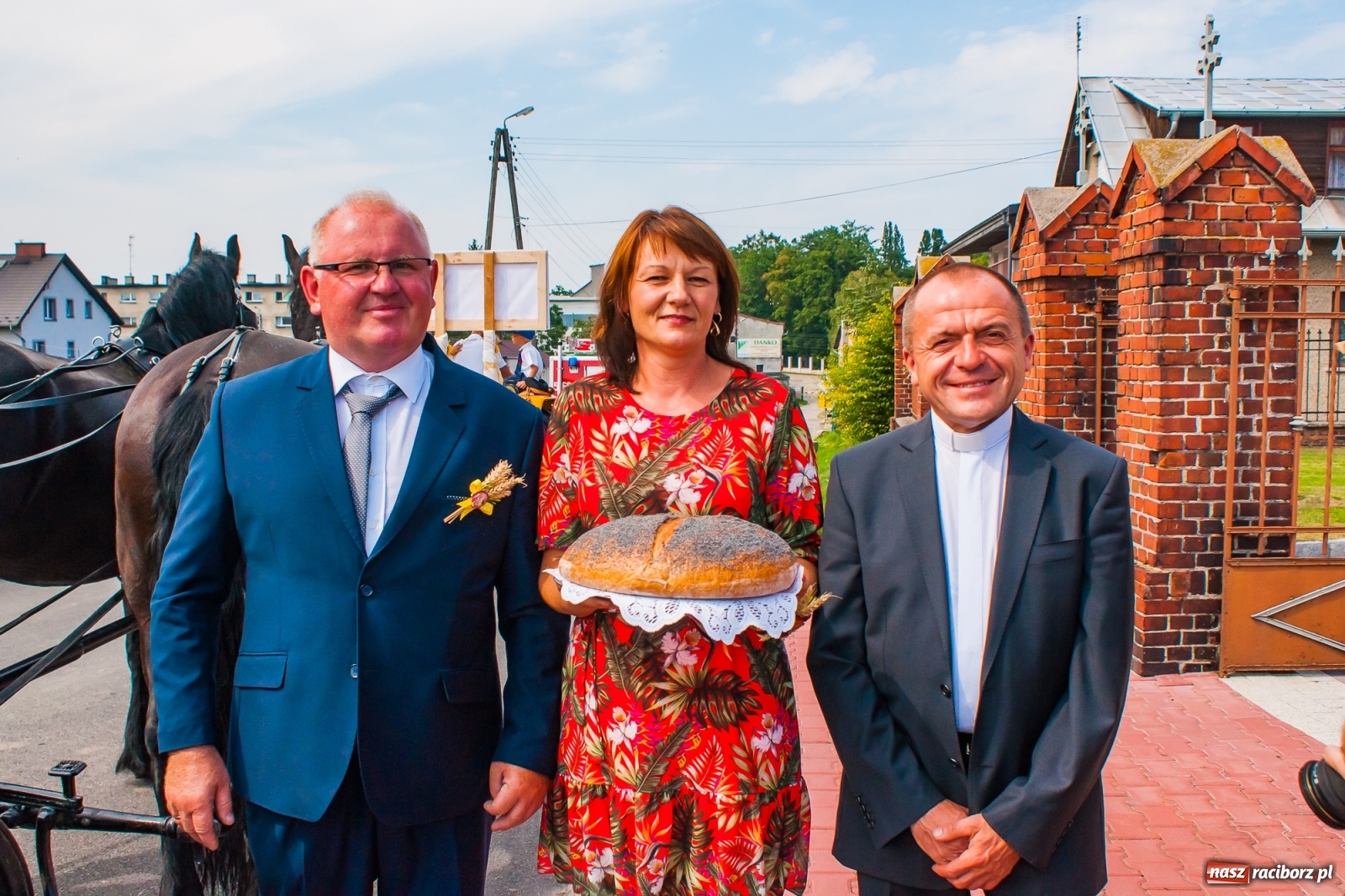 Zdjęcie w galerii na portalu naszraciborz.pl: Pozbierałeś z pola chłopie, teraz pomyśl o urlopie. Dożynki w Szonowicach [FOTO i WIDEO] wiadomości z regionu