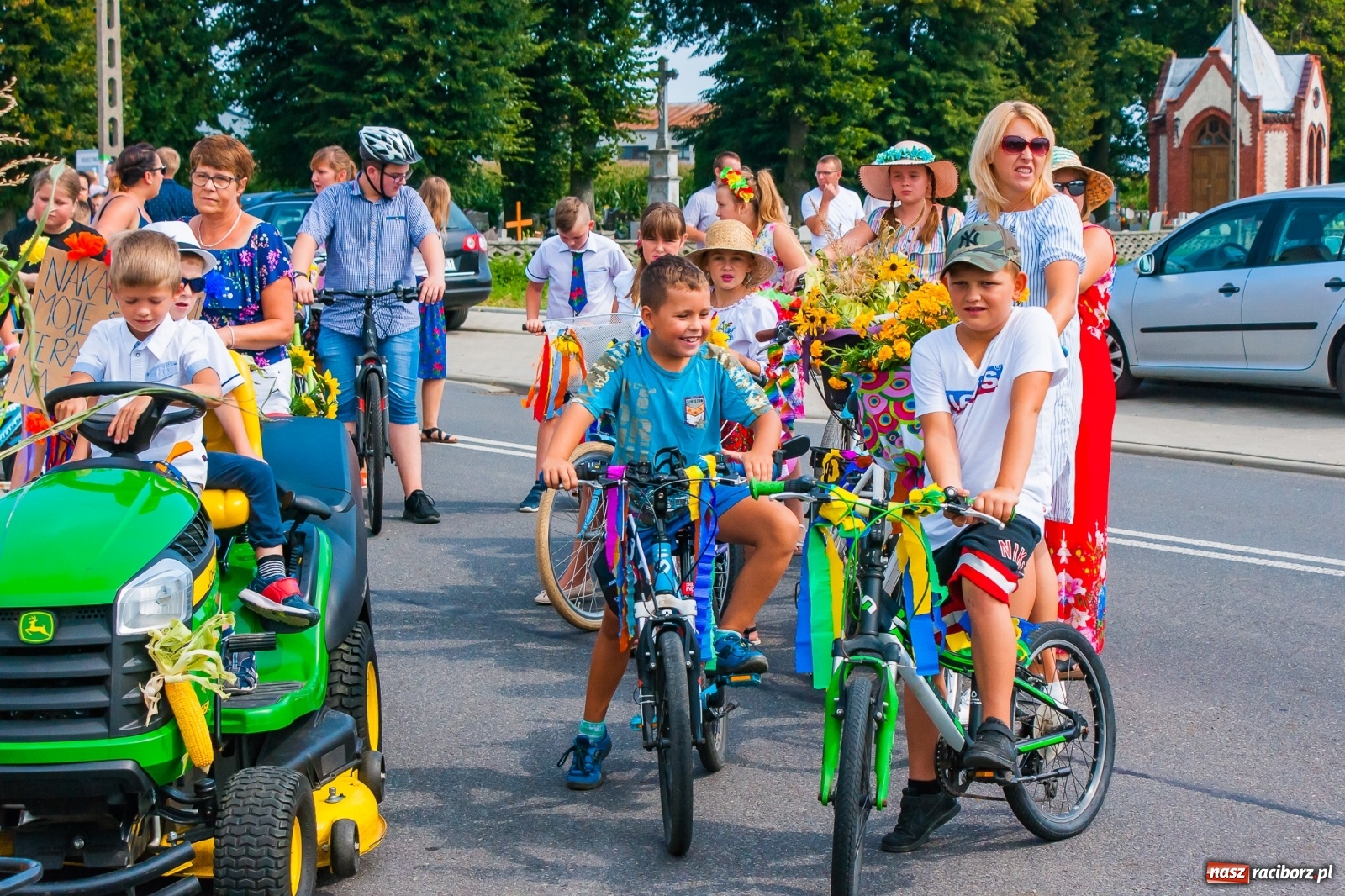 Zdjęcie w galerii na portalu naszraciborz.pl: Pozbierałeś z pola chłopie, teraz pomyśl o urlopie. Dożynki w Szonowicach [FOTO i WIDEO] wiadomości z regionu