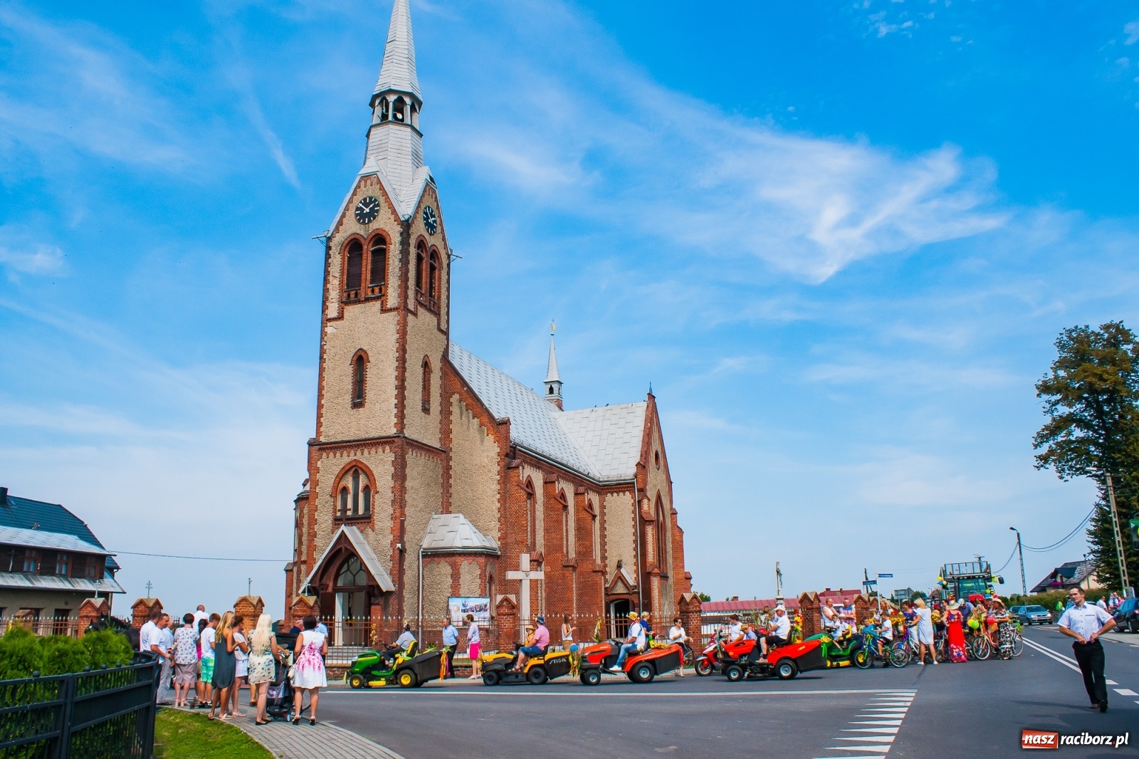 Zdjęcie w galerii na portalu naszraciborz.pl: Pozbierałeś z pola chłopie, teraz pomyśl o urlopie. Dożynki w Szonowicach [FOTO i WIDEO] wiadomości z regionu