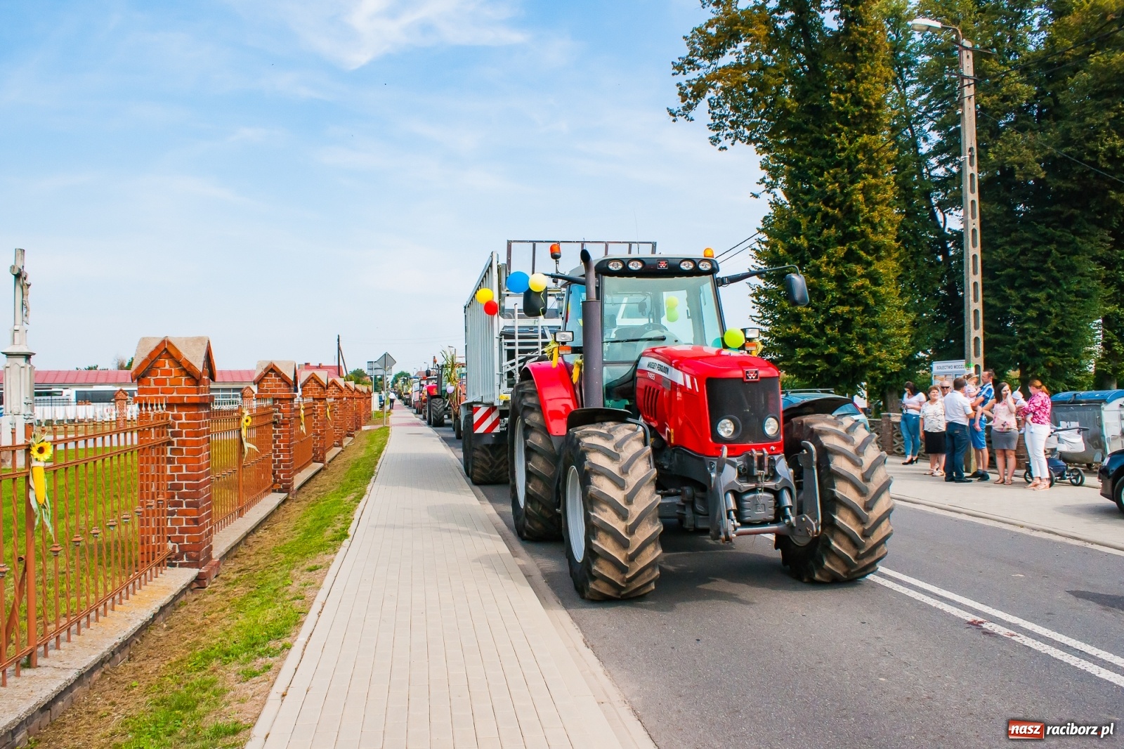 Zdjęcie w galerii na portalu naszraciborz.pl: Pozbierałeś z pola chłopie, teraz pomyśl o urlopie. Dożynki w Szonowicach [FOTO i WIDEO] wiadomości z regionu