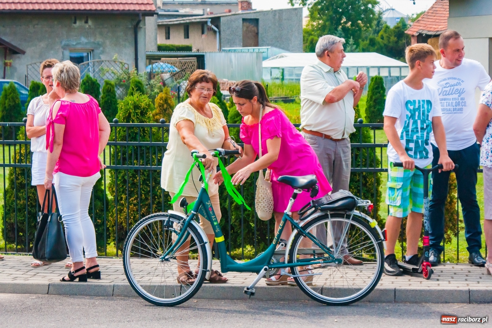 Zdjęcie w galerii na portalu naszraciborz.pl: Pozbierałeś z pola chłopie, teraz pomyśl o urlopie. Dożynki w Szonowicach [FOTO i WIDEO] wiadomości z regionu