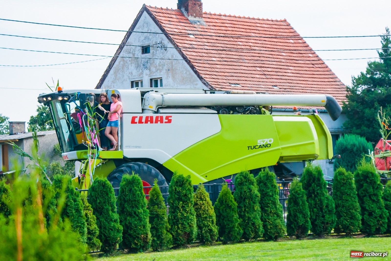 Zdjęcie w galerii na portalu naszraciborz.pl: Pozbierałeś z pola chłopie, teraz pomyśl o urlopie. Dożynki w Szonowicach [FOTO i WIDEO] wiadomości z regionu