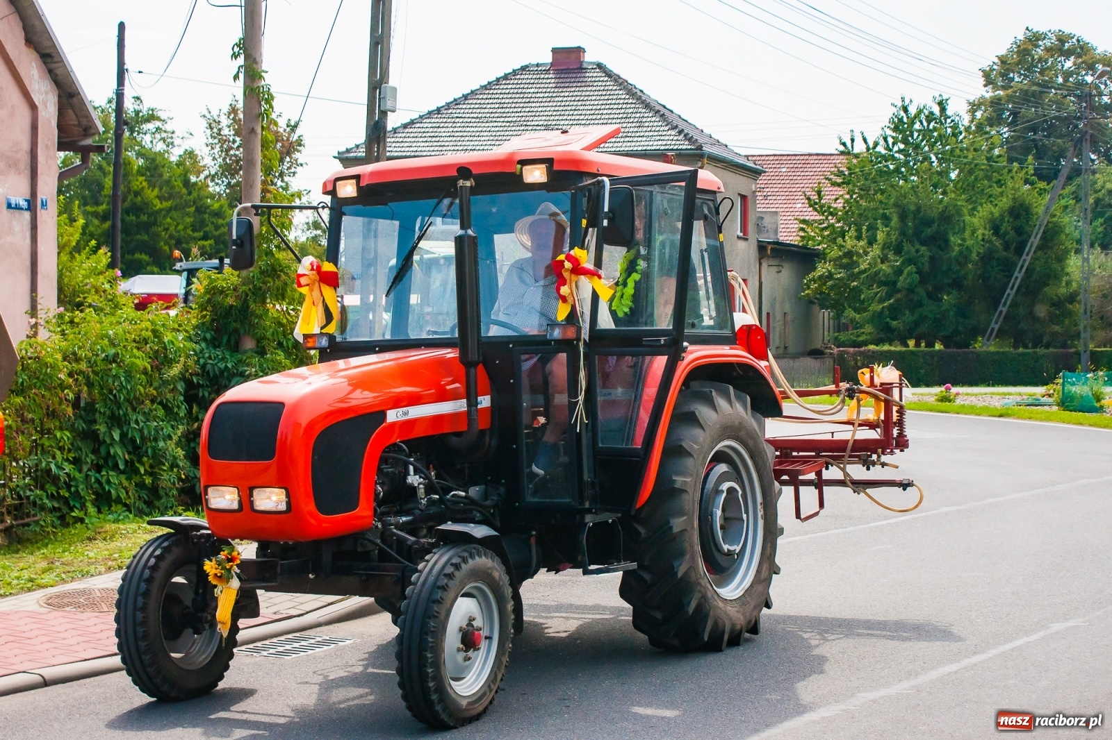 Zdjęcie w galerii na portalu naszraciborz.pl: Pozbierałeś z pola chłopie, teraz pomyśl o urlopie. Dożynki w Szonowicach [FOTO i WIDEO] wiadomości z regionu