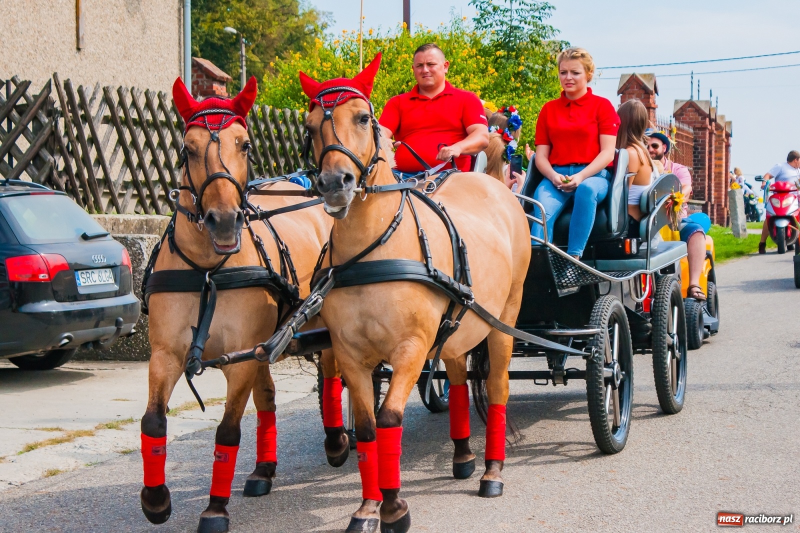 Zdjęcie w galerii na portalu naszraciborz.pl: Pozbierałeś z pola chłopie, teraz pomyśl o urlopie. Dożynki w Szonowicach [FOTO i WIDEO] wiadomości z regionu