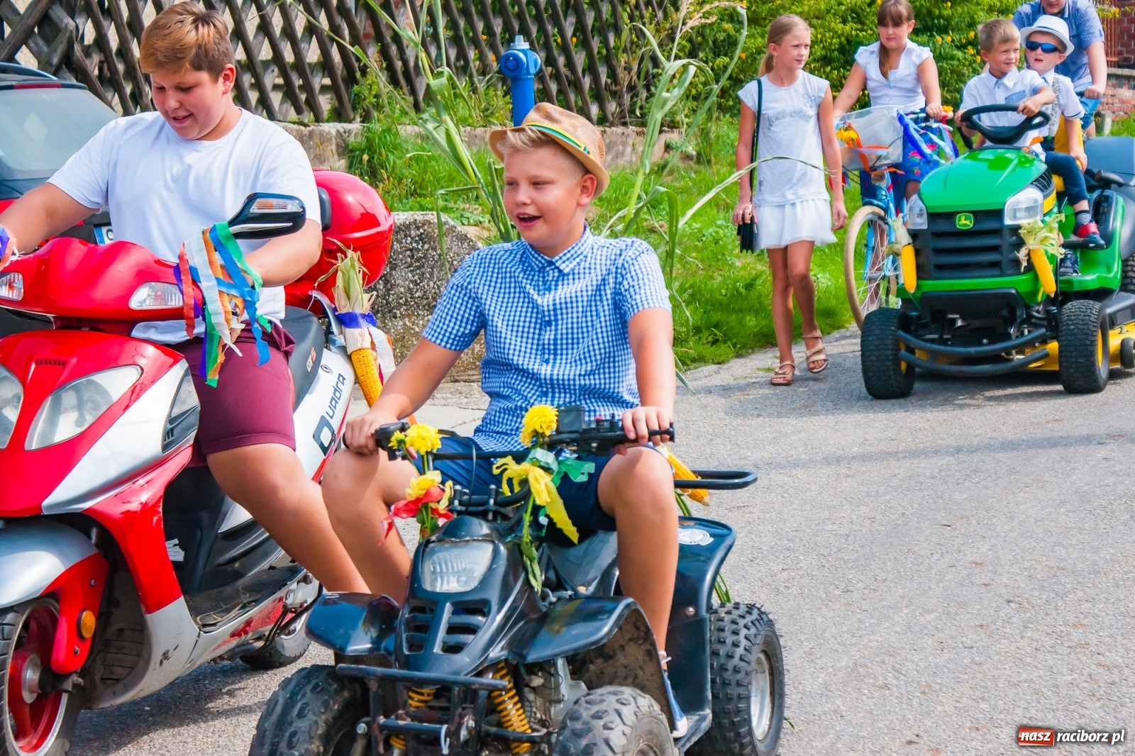 Zdjęcie w galerii na portalu naszraciborz.pl: Pozbierałeś z pola chłopie, teraz pomyśl o urlopie. Dożynki w Szonowicach [FOTO i WIDEO] wiadomości z regionu