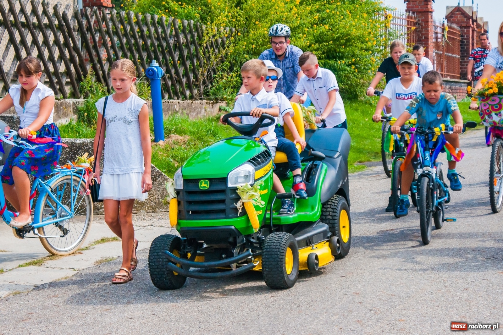 Zdjęcie w galerii na portalu naszraciborz.pl: Pozbierałeś z pola chłopie, teraz pomyśl o urlopie. Dożynki w Szonowicach [FOTO i WIDEO] wiadomości z regionu