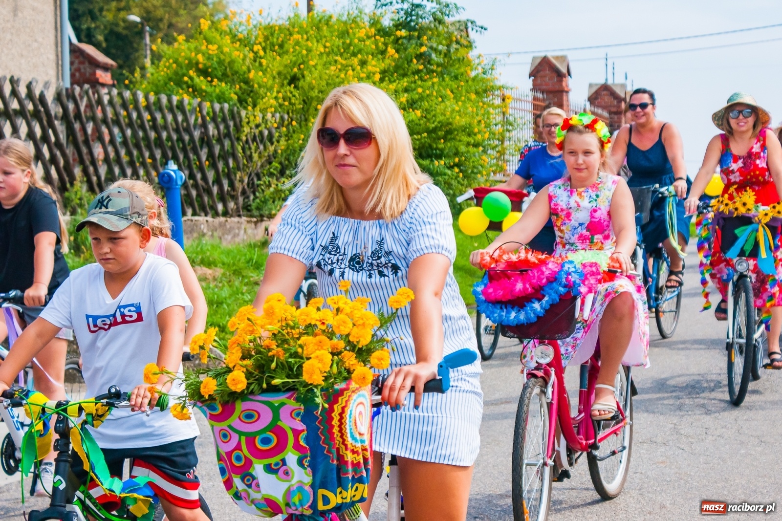 Zdjęcie w galerii na portalu naszraciborz.pl: Pozbierałeś z pola chłopie, teraz pomyśl o urlopie. Dożynki w Szonowicach [FOTO i WIDEO] wiadomości z regionu