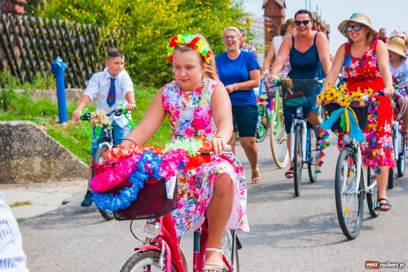 Zdjęcie w galerii na portalu naszraciborz.pl: Pozbierałeś z pola chłopie, teraz pomyśl o urlopie. Dożynki w Szonowicach [FOTO i WIDEO] wiadomości z regionu