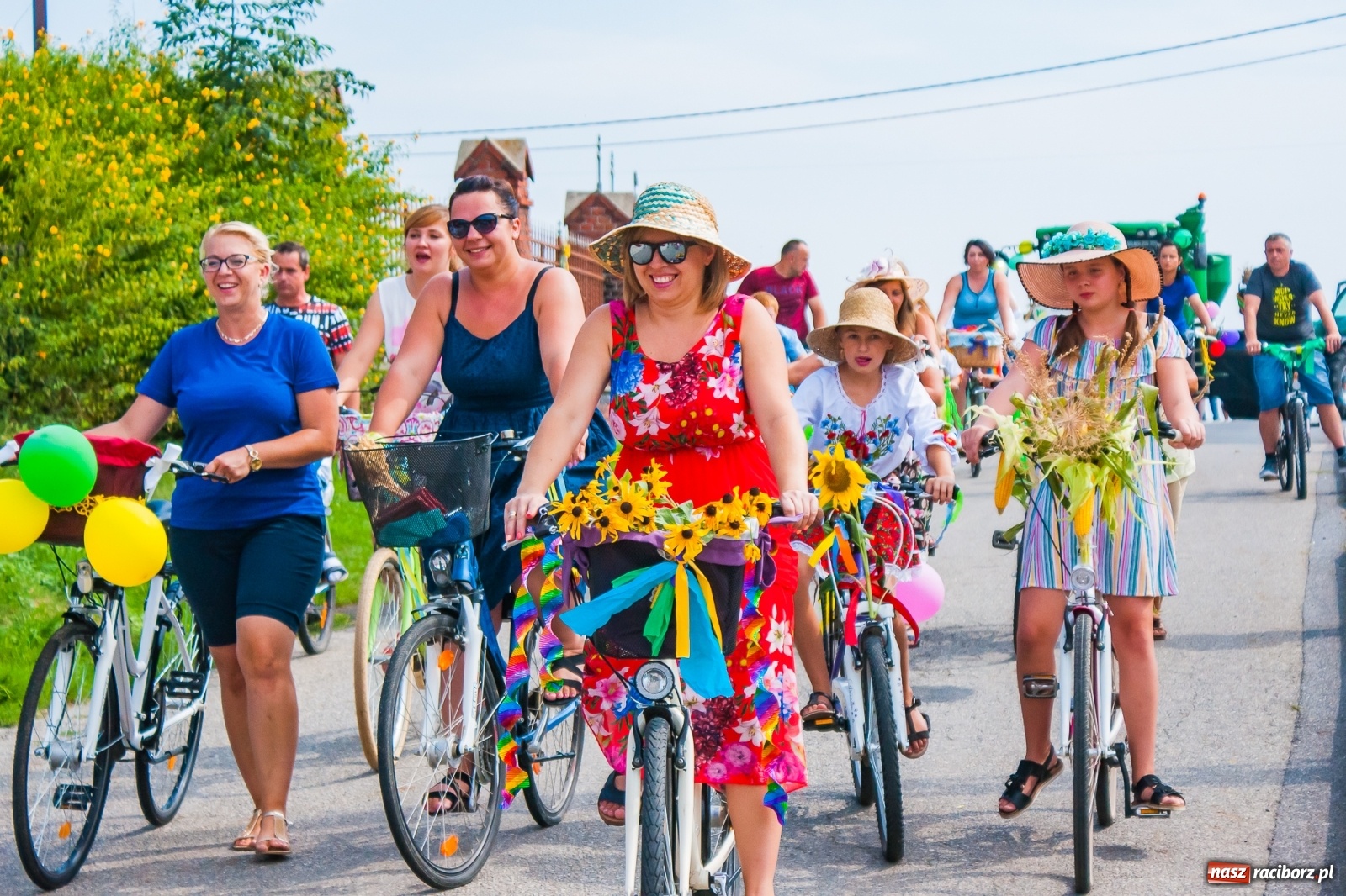 Zdjęcie w galerii na portalu naszraciborz.pl: Pozbierałeś z pola chłopie, teraz pomyśl o urlopie. Dożynki w Szonowicach [FOTO i WIDEO] wiadomości z regionu