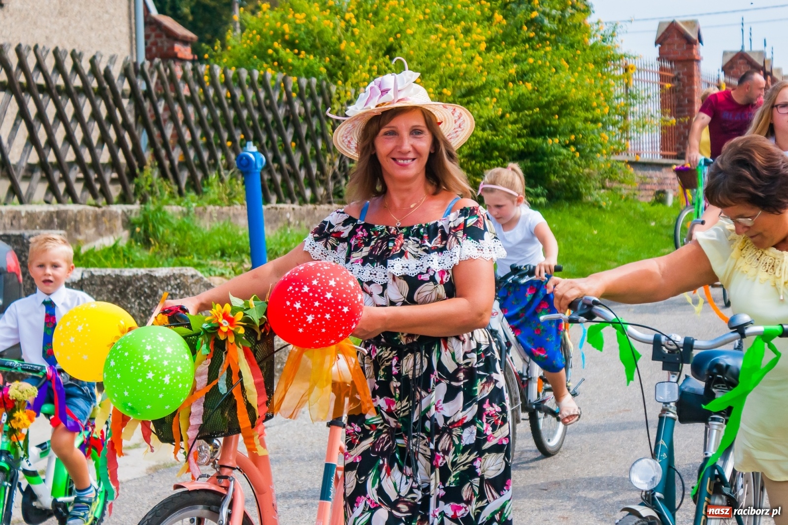 Zdjęcie w galerii na portalu naszraciborz.pl: Pozbierałeś z pola chłopie, teraz pomyśl o urlopie. Dożynki w Szonowicach [FOTO i WIDEO] wiadomości z regionu