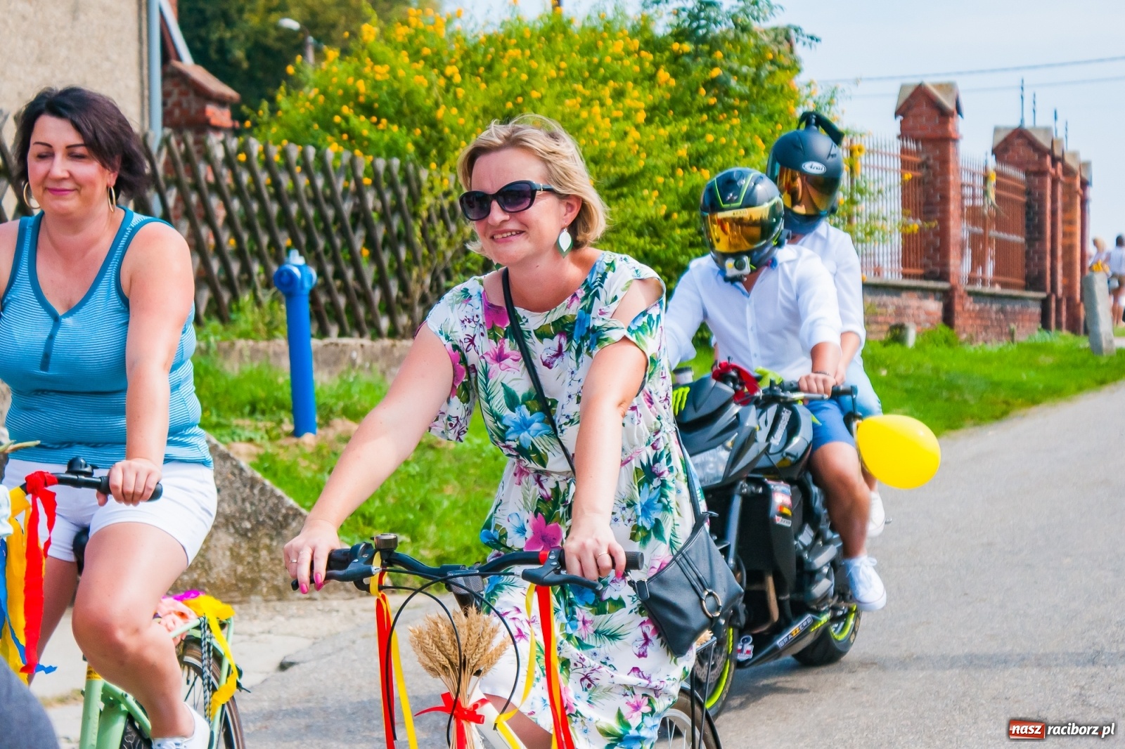 Zdjęcie w galerii na portalu naszraciborz.pl: Pozbierałeś z pola chłopie, teraz pomyśl o urlopie. Dożynki w Szonowicach [FOTO i WIDEO] wiadomości z regionu