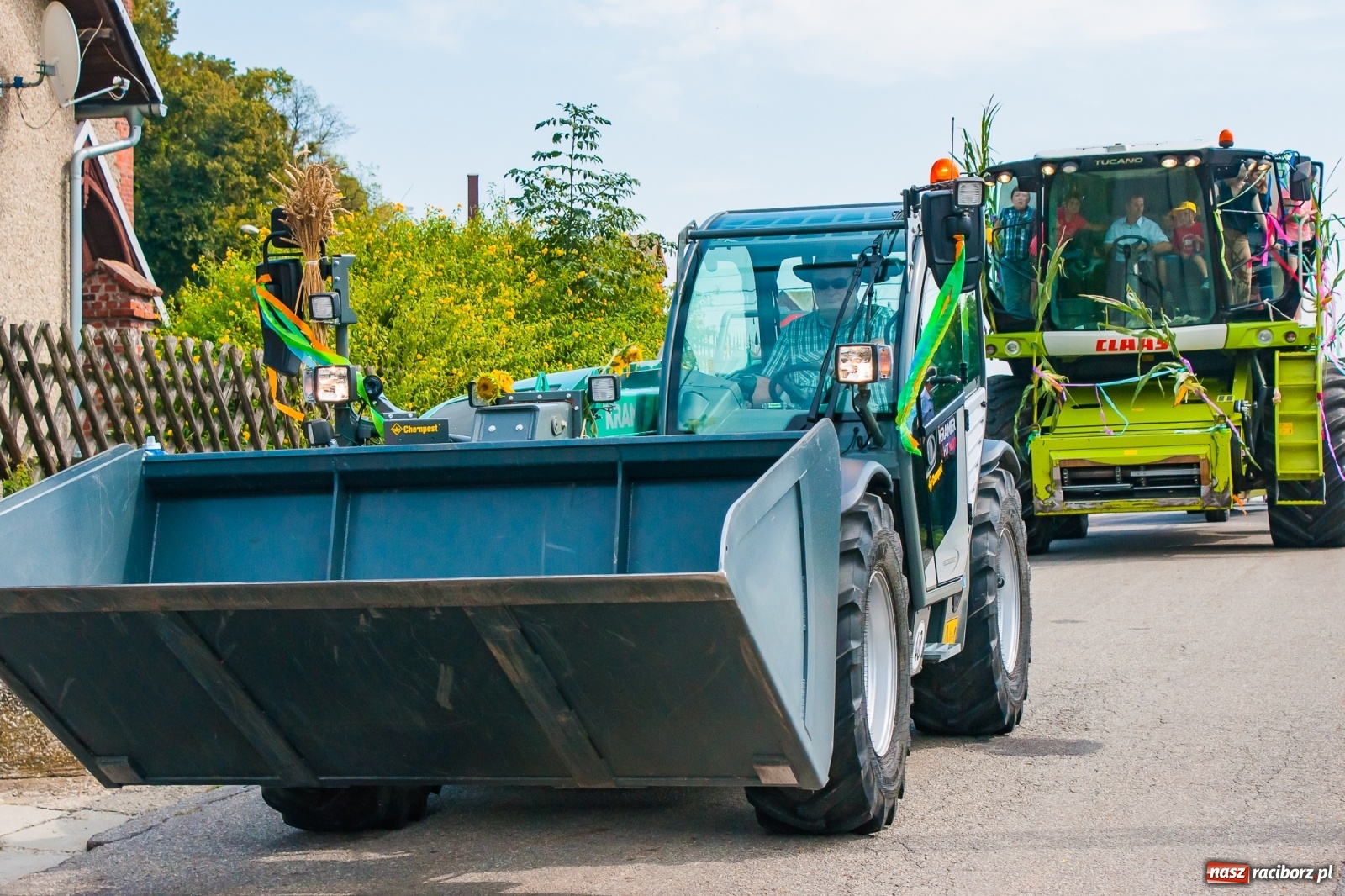 Zdjęcie w galerii na portalu naszraciborz.pl: Pozbierałeś z pola chłopie, teraz pomyśl o urlopie. Dożynki w Szonowicach [FOTO i WIDEO] wiadomości z regionu