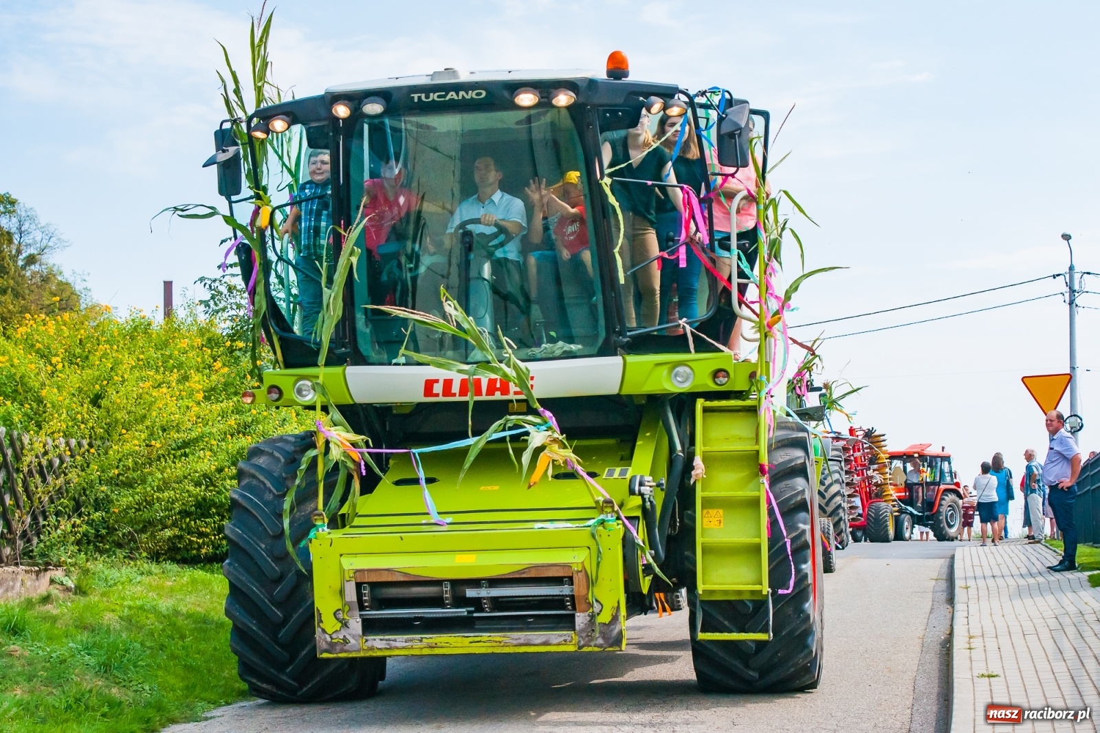 Zdjęcie w galerii na portalu naszraciborz.pl: Pozbierałeś z pola chłopie, teraz pomyśl o urlopie. Dożynki w Szonowicach [FOTO i WIDEO] wiadomości z regionu