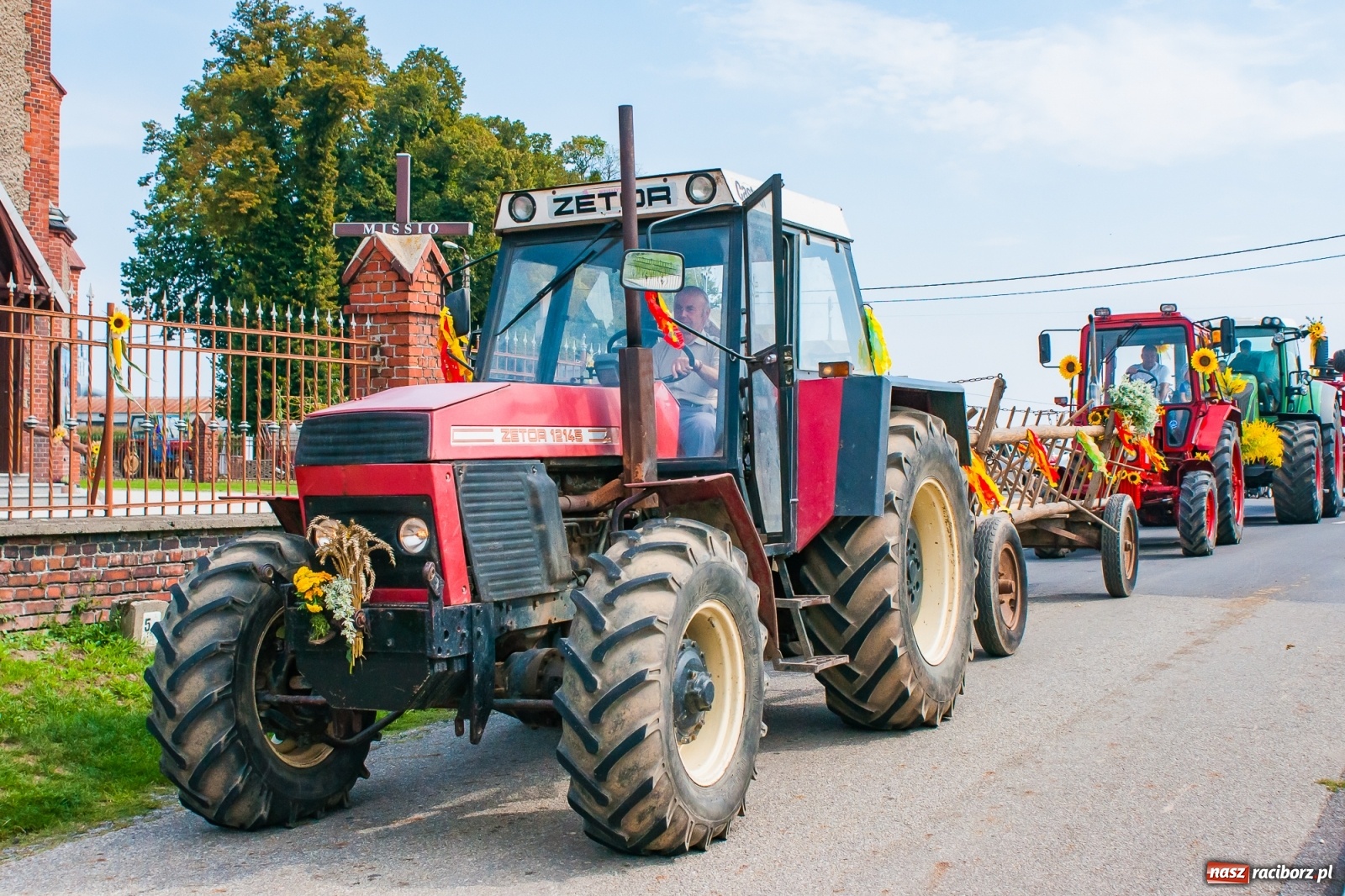 Zdjęcie w galerii na portalu naszraciborz.pl: Pozbierałeś z pola chłopie, teraz pomyśl o urlopie. Dożynki w Szonowicach [FOTO i WIDEO] wiadomości z regionu