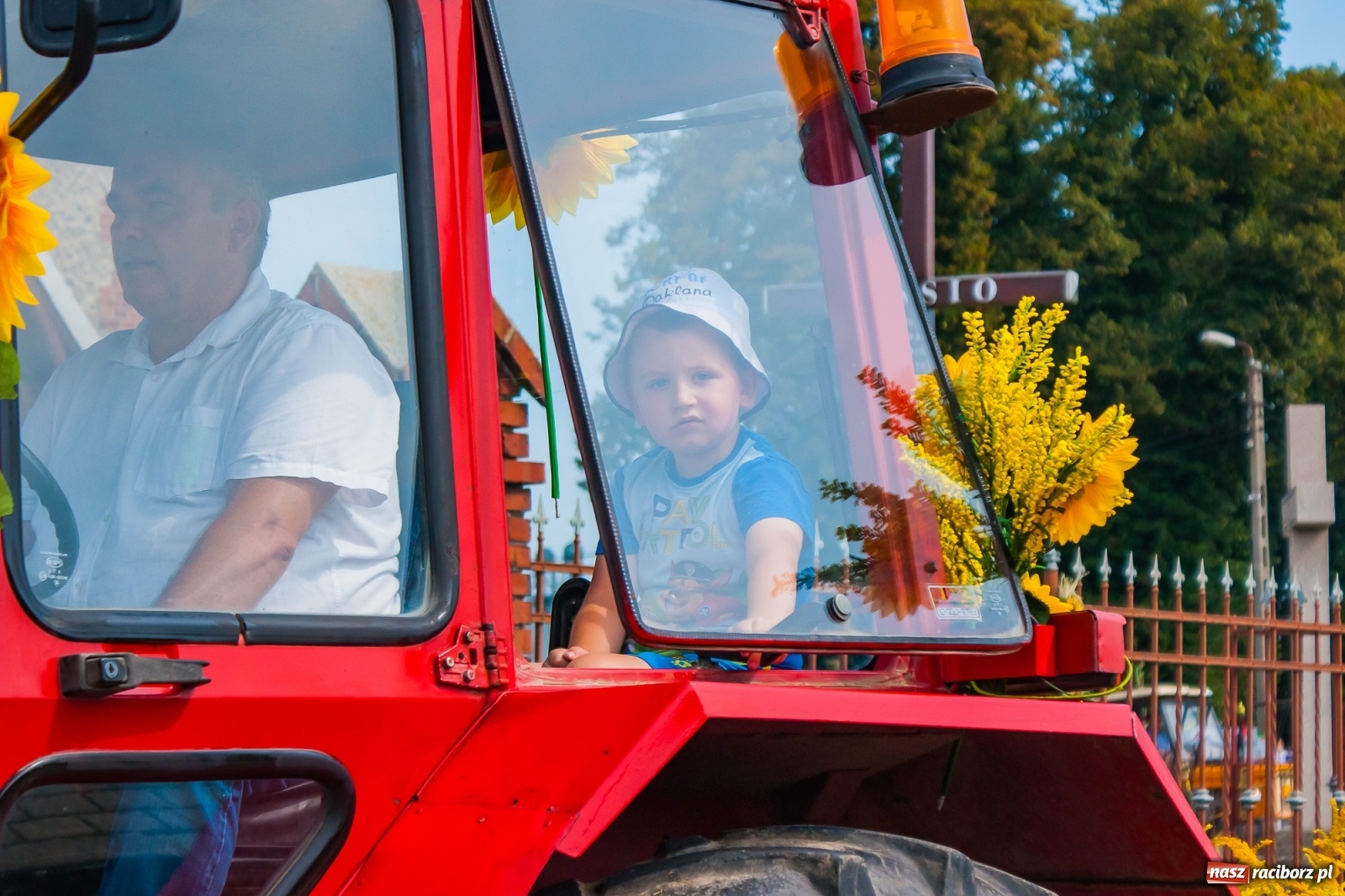 Zdjęcie w galerii na portalu naszraciborz.pl: Pozbierałeś z pola chłopie, teraz pomyśl o urlopie. Dożynki w Szonowicach [FOTO i WIDEO] wiadomości z regionu