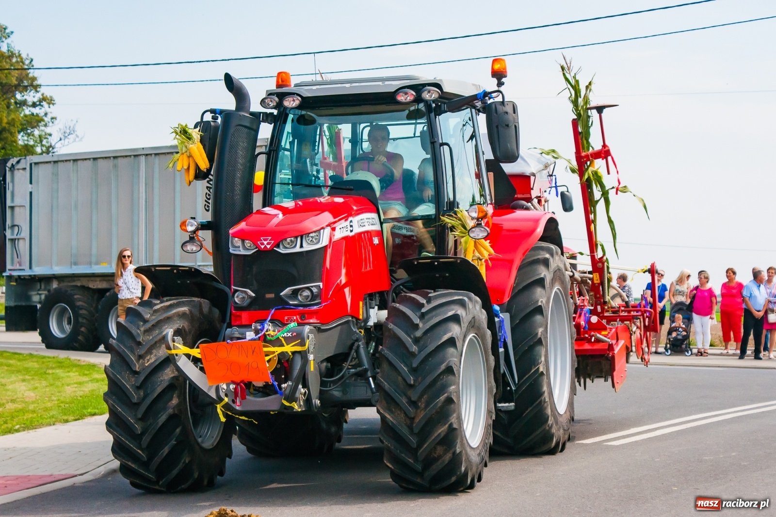 Zdjęcie w galerii na portalu naszraciborz.pl: Pozbierałeś z pola chłopie, teraz pomyśl o urlopie. Dożynki w Szonowicach [FOTO i WIDEO] wiadomości z regionu