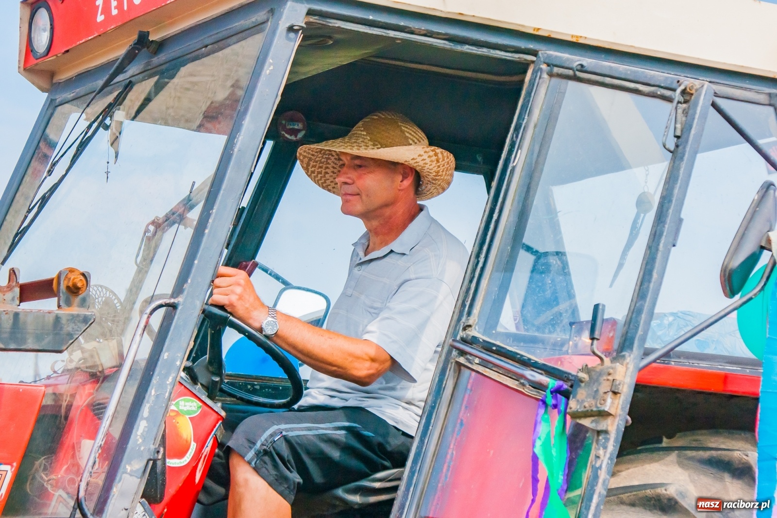 Zdjęcie w galerii na portalu naszraciborz.pl: Pozbierałeś z pola chłopie, teraz pomyśl o urlopie. Dożynki w Szonowicach [FOTO i WIDEO] wiadomości z regionu