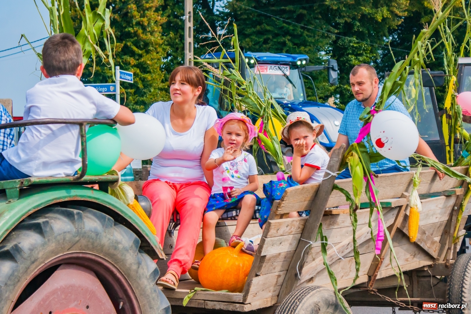 Zdjęcie w galerii na portalu naszraciborz.pl: Pozbierałeś z pola chłopie, teraz pomyśl o urlopie. Dożynki w Szonowicach [FOTO i WIDEO] wiadomości z regionu
