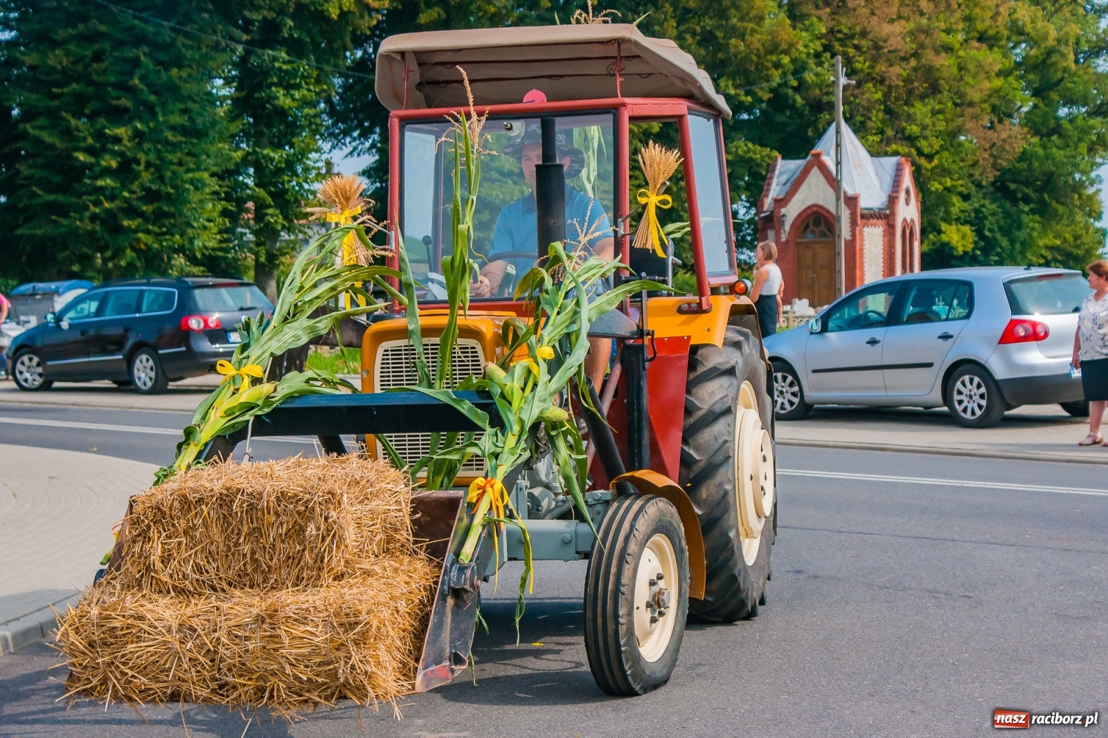 Zdjęcie w galerii na portalu naszraciborz.pl: Pozbierałeś z pola chłopie, teraz pomyśl o urlopie. Dożynki w Szonowicach [FOTO i WIDEO] wiadomości z regionu