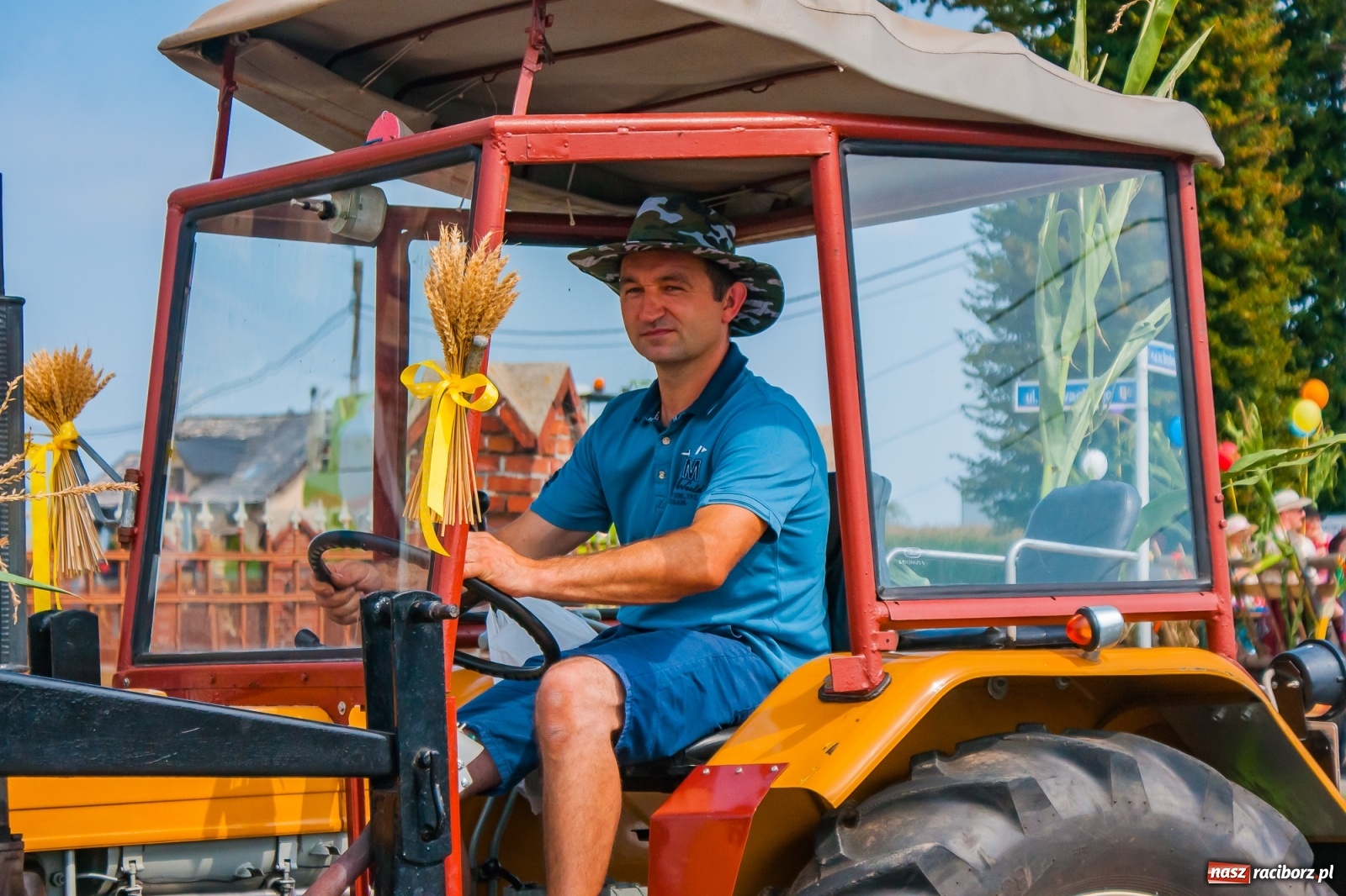 Zdjęcie w galerii na portalu naszraciborz.pl: Pozbierałeś z pola chłopie, teraz pomyśl o urlopie. Dożynki w Szonowicach [FOTO i WIDEO] wiadomości z regionu