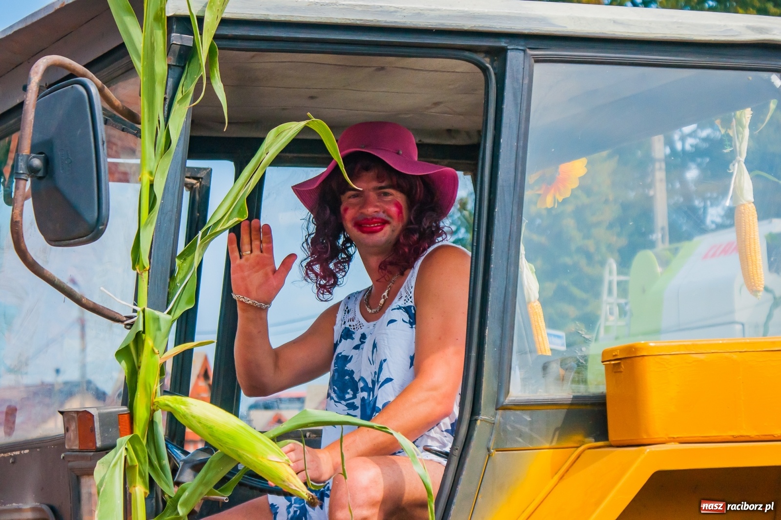 Zdjęcie w galerii na portalu naszraciborz.pl: Pozbierałeś z pola chłopie, teraz pomyśl o urlopie. Dożynki w Szonowicach [FOTO i WIDEO] wiadomości z regionu
