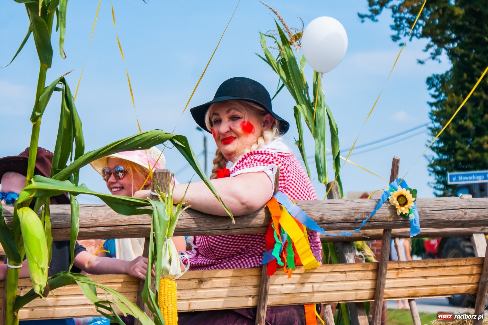 Zdjęcie w galerii na portalu naszraciborz.pl: Pozbierałeś z pola chłopie, teraz pomyśl o urlopie. Dożynki w Szonowicach [FOTO i WIDEO] wiadomości z regionu