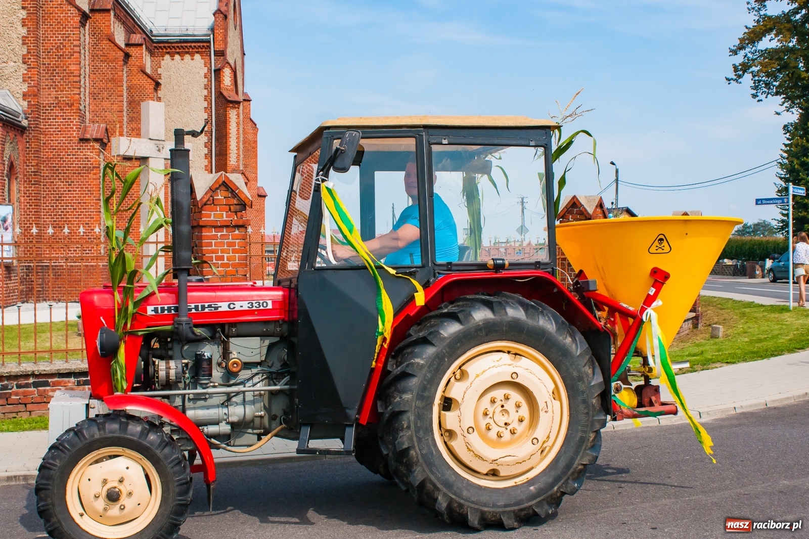 Zdjęcie w galerii na portalu naszraciborz.pl: Pozbierałeś z pola chłopie, teraz pomyśl o urlopie. Dożynki w Szonowicach [FOTO i WIDEO] wiadomości z regionu