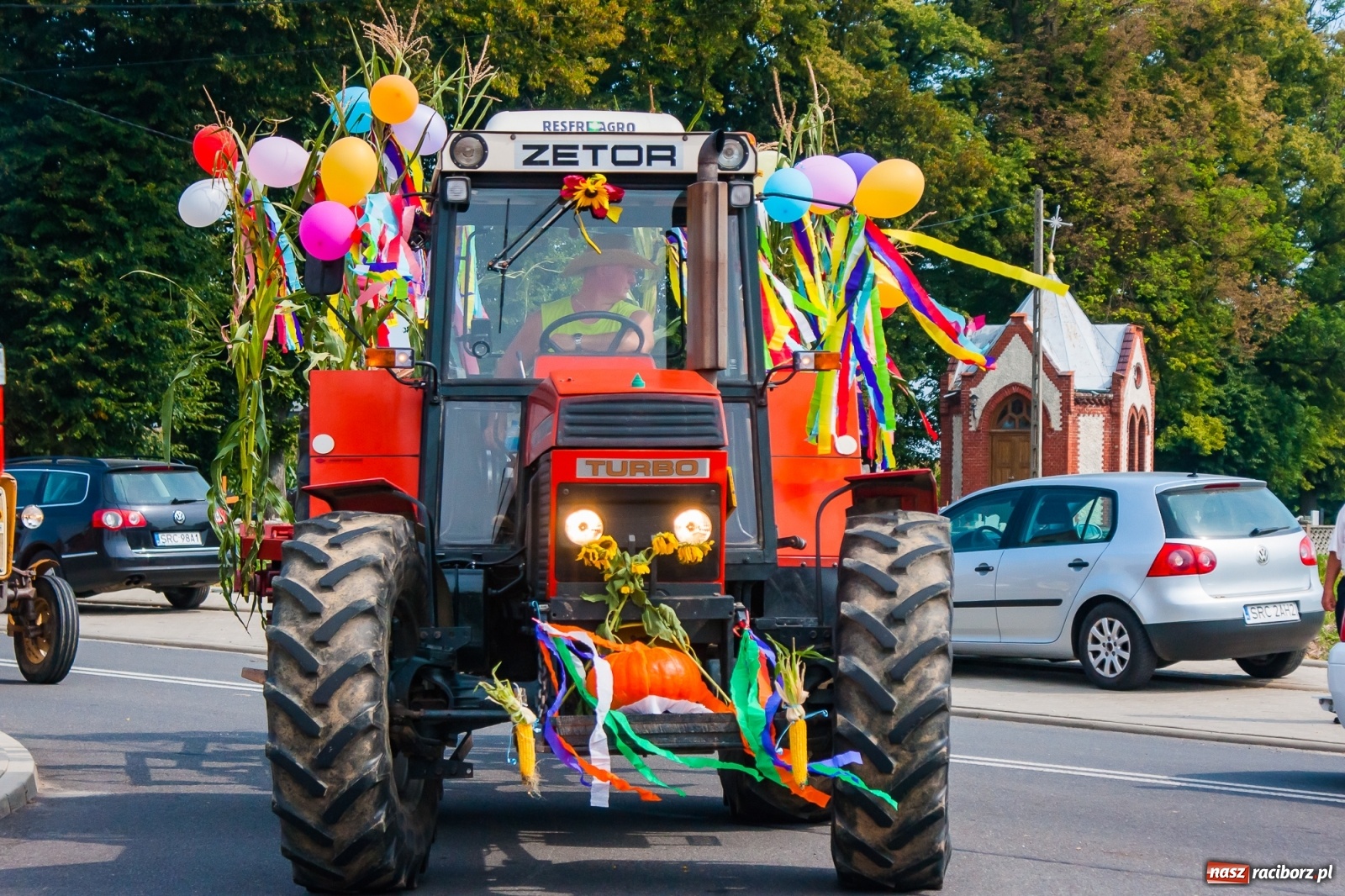 Zdjęcie w galerii na portalu naszraciborz.pl: Pozbierałeś z pola chłopie, teraz pomyśl o urlopie. Dożynki w Szonowicach [FOTO i WIDEO] wiadomości z regionu