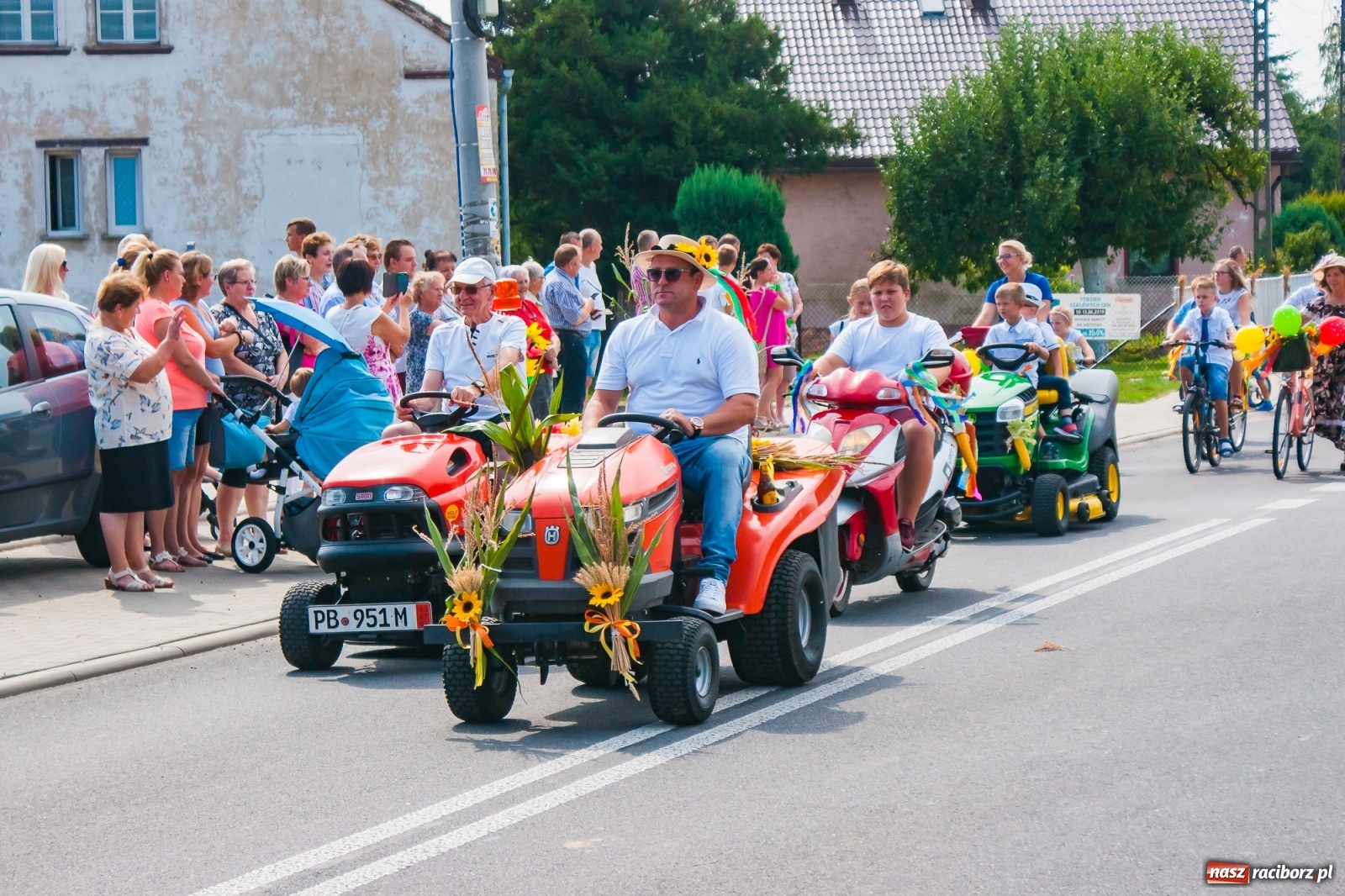 Zdjęcie w galerii na portalu naszraciborz.pl: Pozbierałeś z pola chłopie, teraz pomyśl o urlopie. Dożynki w Szonowicach [FOTO i WIDEO] wiadomości z regionu