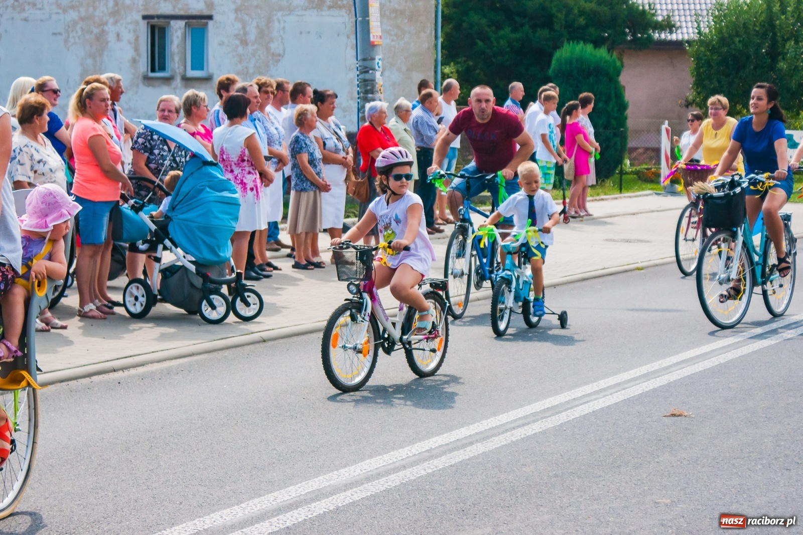 Zdjęcie w galerii na portalu naszraciborz.pl: Pozbierałeś z pola chłopie, teraz pomyśl o urlopie. Dożynki w Szonowicach [FOTO i WIDEO] wiadomości z regionu