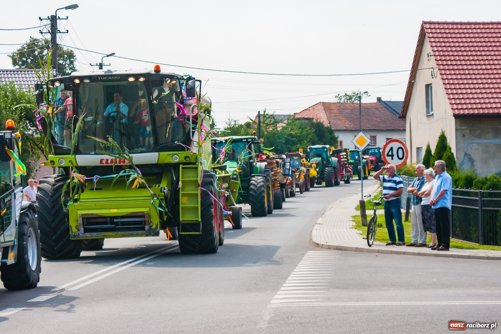 Zdjęcie w galerii na portalu naszraciborz.pl: Pozbierałeś z pola chłopie, teraz pomyśl o urlopie. Dożynki w Szonowicach [FOTO i WIDEO] wiadomości z regionu
