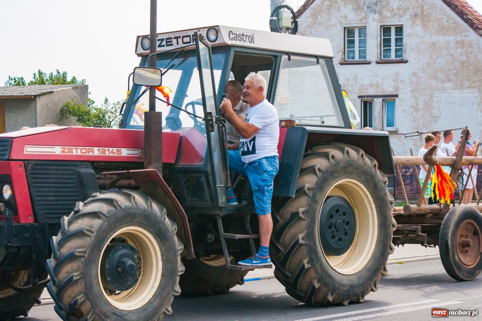 Zdjęcie w galerii na portalu naszraciborz.pl: Pozbierałeś z pola chłopie, teraz pomyśl o urlopie. Dożynki w Szonowicach [FOTO i WIDEO] wiadomości z regionu