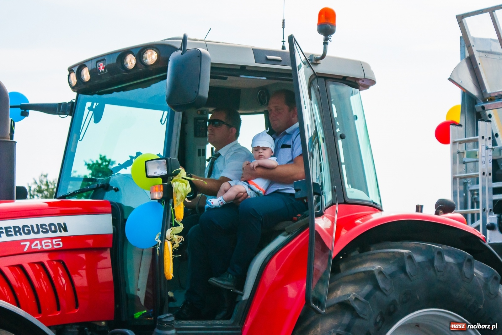 Zdjęcie w galerii na portalu naszraciborz.pl: Pozbierałeś z pola chłopie, teraz pomyśl o urlopie. Dożynki w Szonowicach [FOTO i WIDEO] wiadomości z regionu