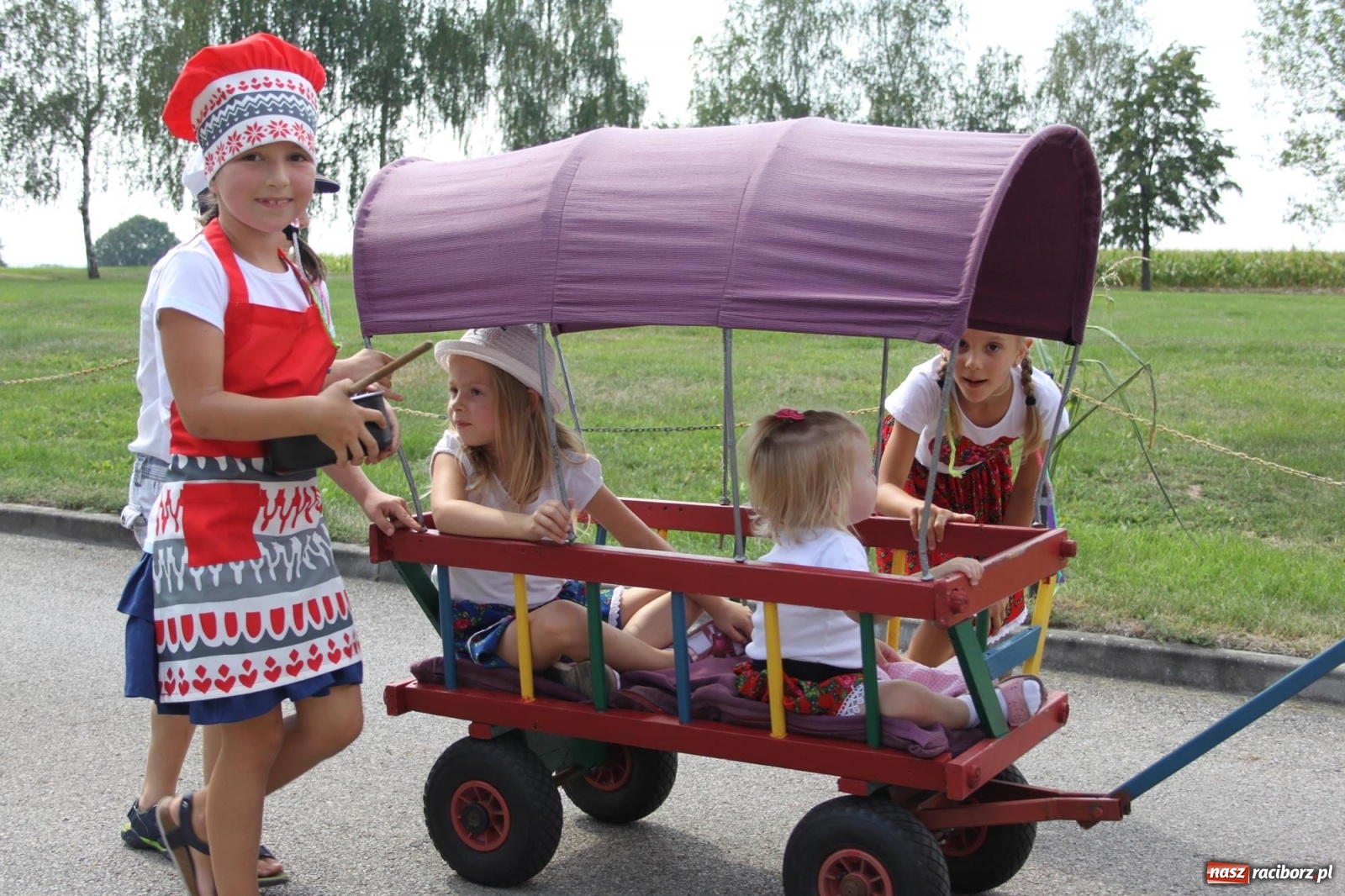 Zdjęcie w galerii na portalu naszraciborz.pl: Wojnowice. Po rewii przebojów czas na korowód [FOTO i WIDEO] wiadomości z regionu