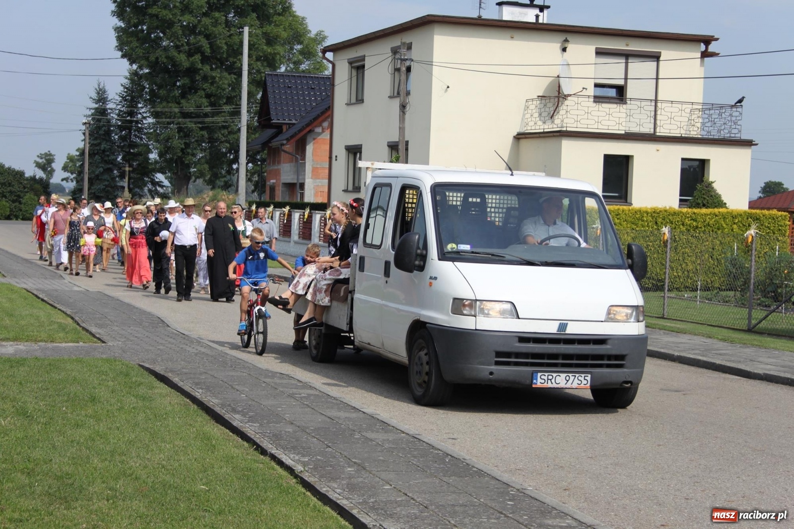 Zdjęcie w galerii na portalu naszraciborz.pl: Wojnowice. Po rewii przebojów czas na korowód [FOTO i WIDEO] wiadomości z regionu