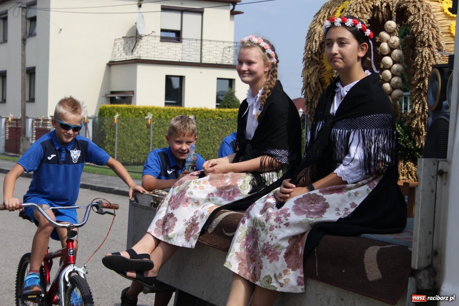 Zdjęcie w galerii na portalu naszraciborz.pl: Wojnowice. Po rewii przebojów czas na korowód [FOTO i WIDEO] wiadomości z regionu